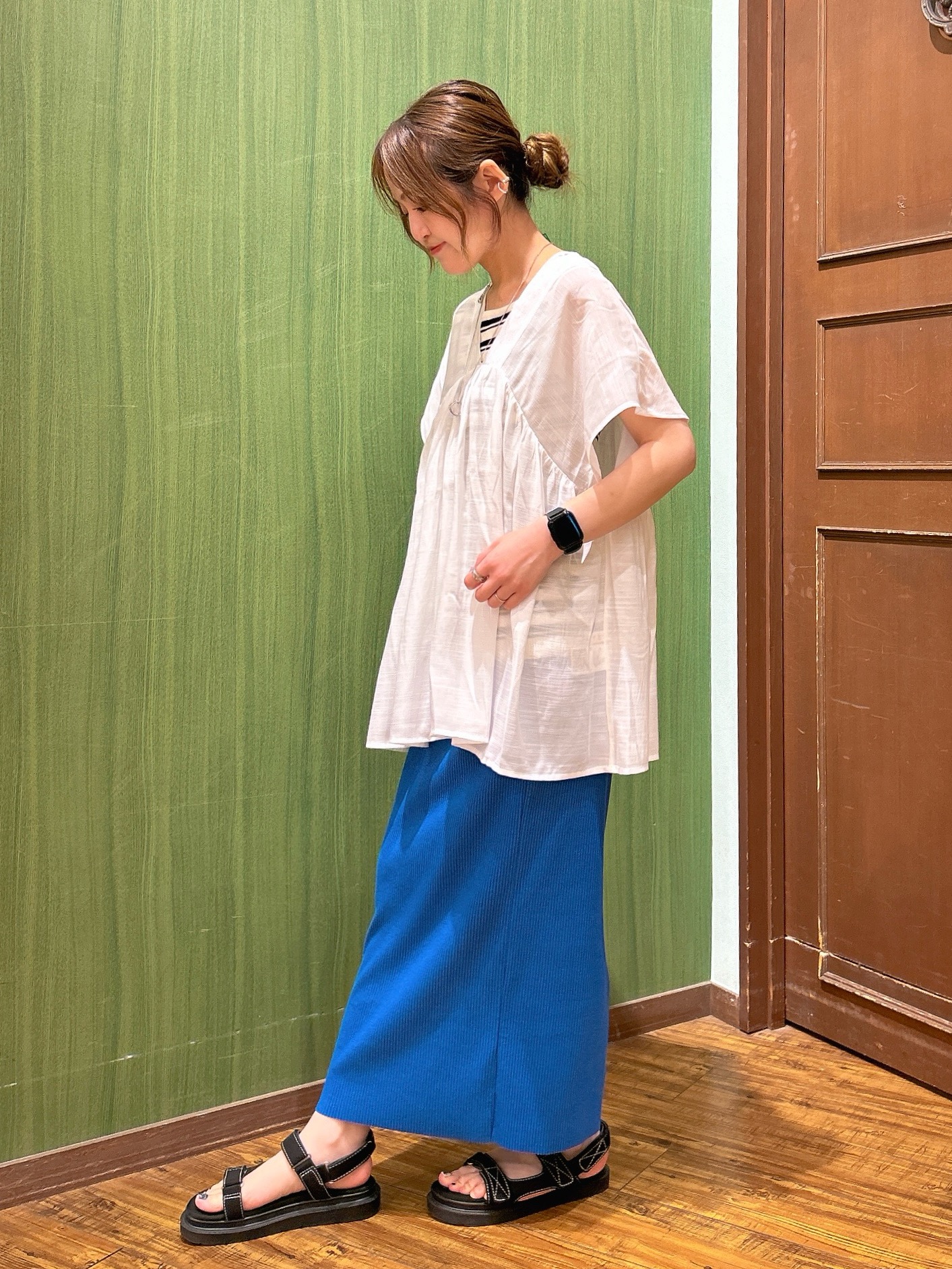 かおりさんの「SHOO･LA･RUE｜【S-LL/洗濯機可/UV/体型カバー】インせず着られる Vネックギャザーブラウス」を使ったコーディネート