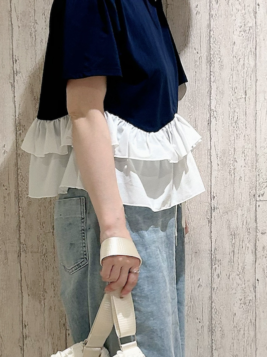 YOSHIMIさんの「index｜裾フリルドッキングTシャツ【洗濯機OK】」を使ったコーディネート