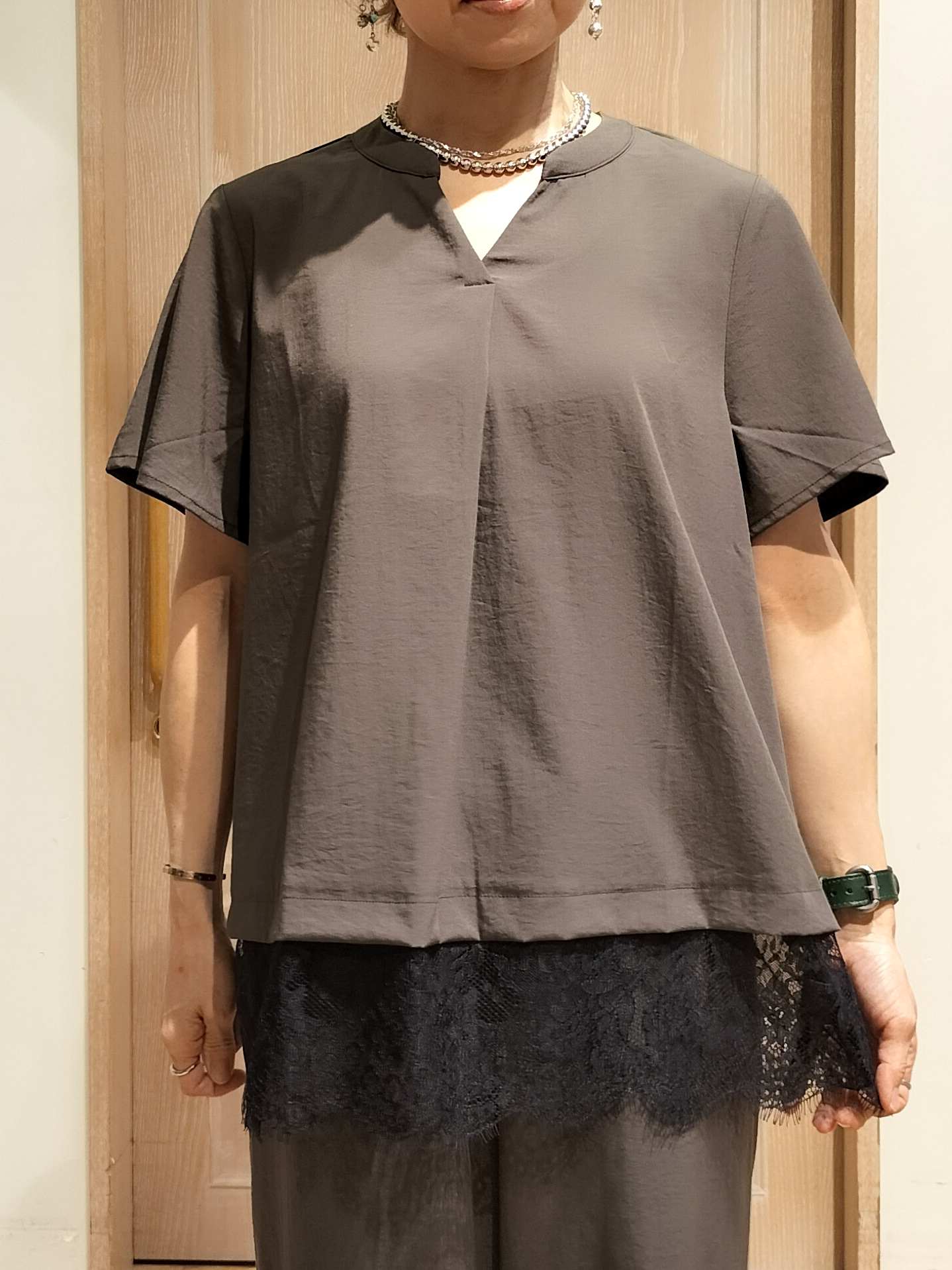YUKIさんの「SHOO･LA･RUE｜【S-LL/洗濯機可】軽凛(かろりん) 楽に着られて上品 裾レーススキッパーブラウス」を使ったコーディネート