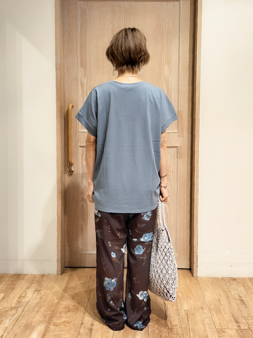 YUKIさんの「SHOO･LA･RUE｜【汗じみ防止/S-LL/体型カバー/洗濯機可】汗じみが気になりにくい 大人の刺繍ロゴTシャツ」を使ったコーディネート