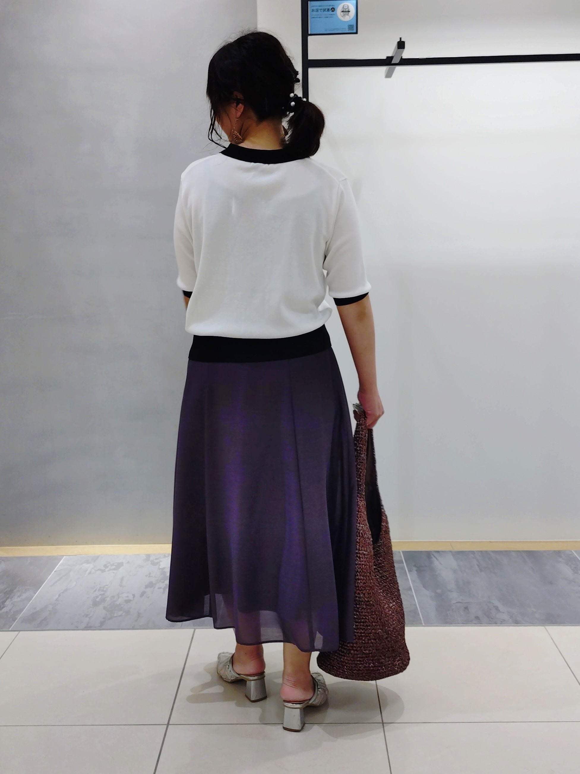 TOMOMIさんの「INDIVI｜【接触冷感／洗える／SETUP可能】シアーシャンブレータックフレアスカート」を使ったコーディネート