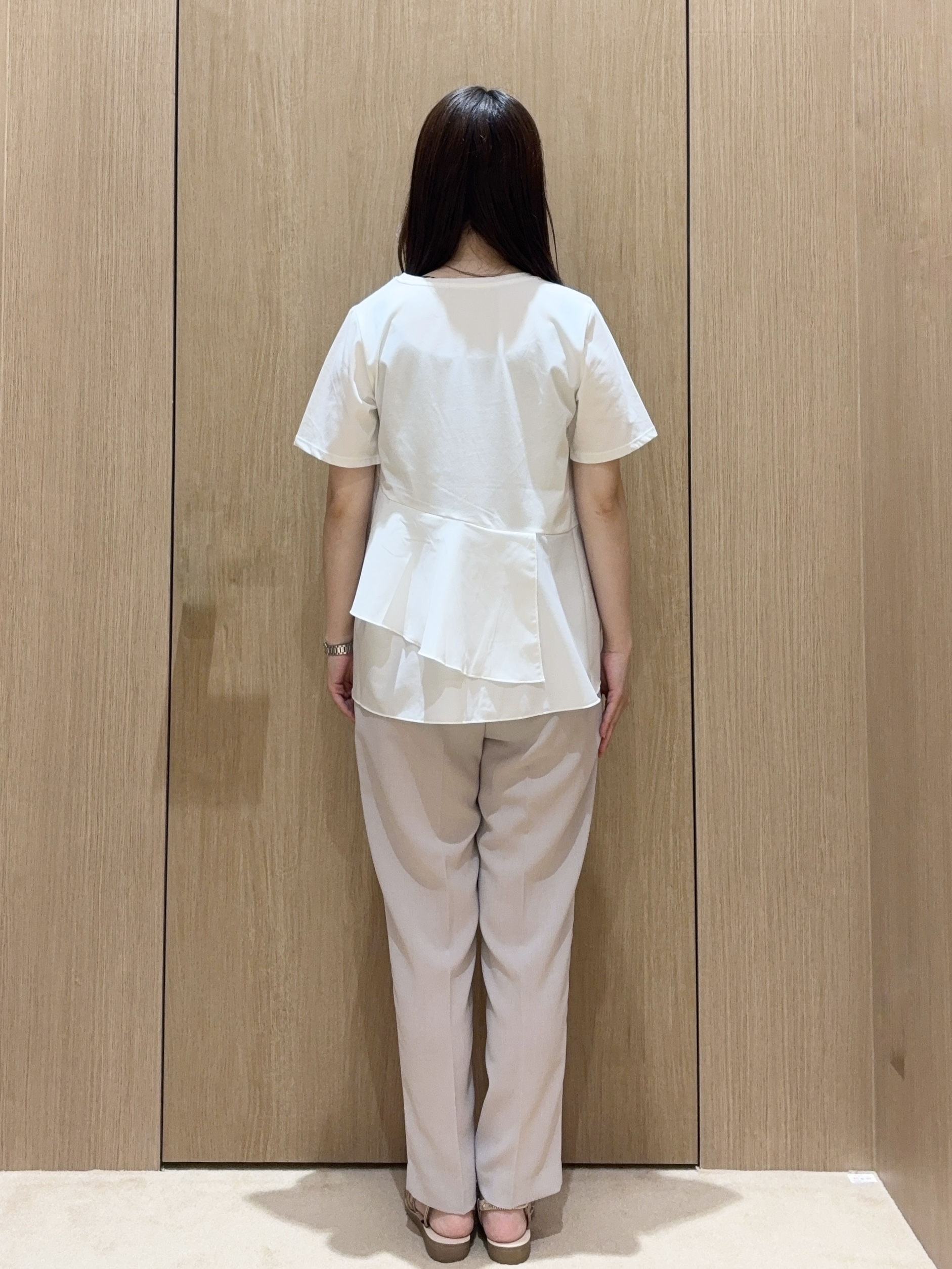 EMIRIさんの「OPAQUE.CLIP｜ペプラムドッキングカットソー【洗濯機OK】」を使ったコーディネート