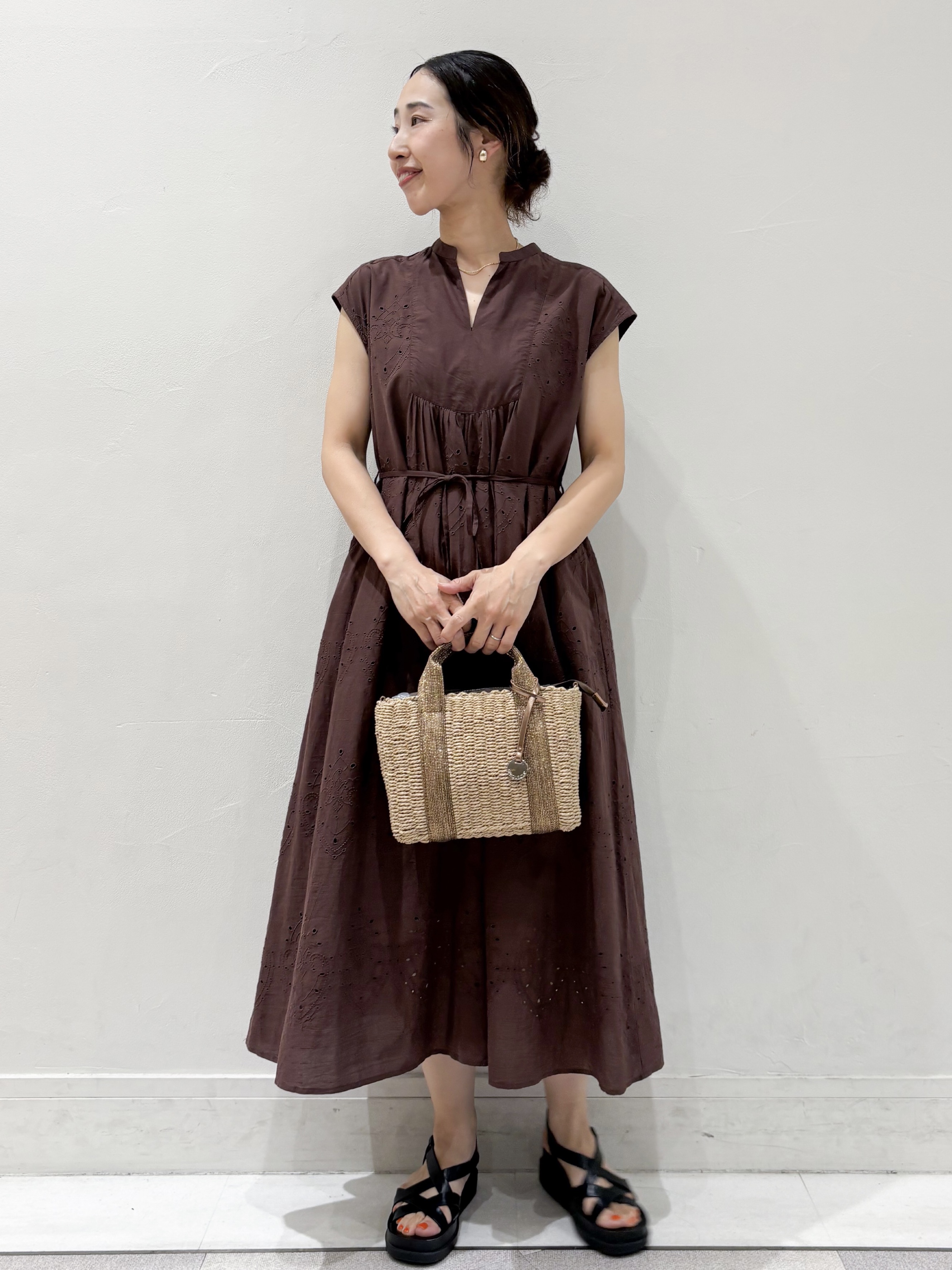 ちえさんの「OPAQUE.CLIP｜アイレットレース刺繍ワンピース【洗える】」を使ったコーディネート