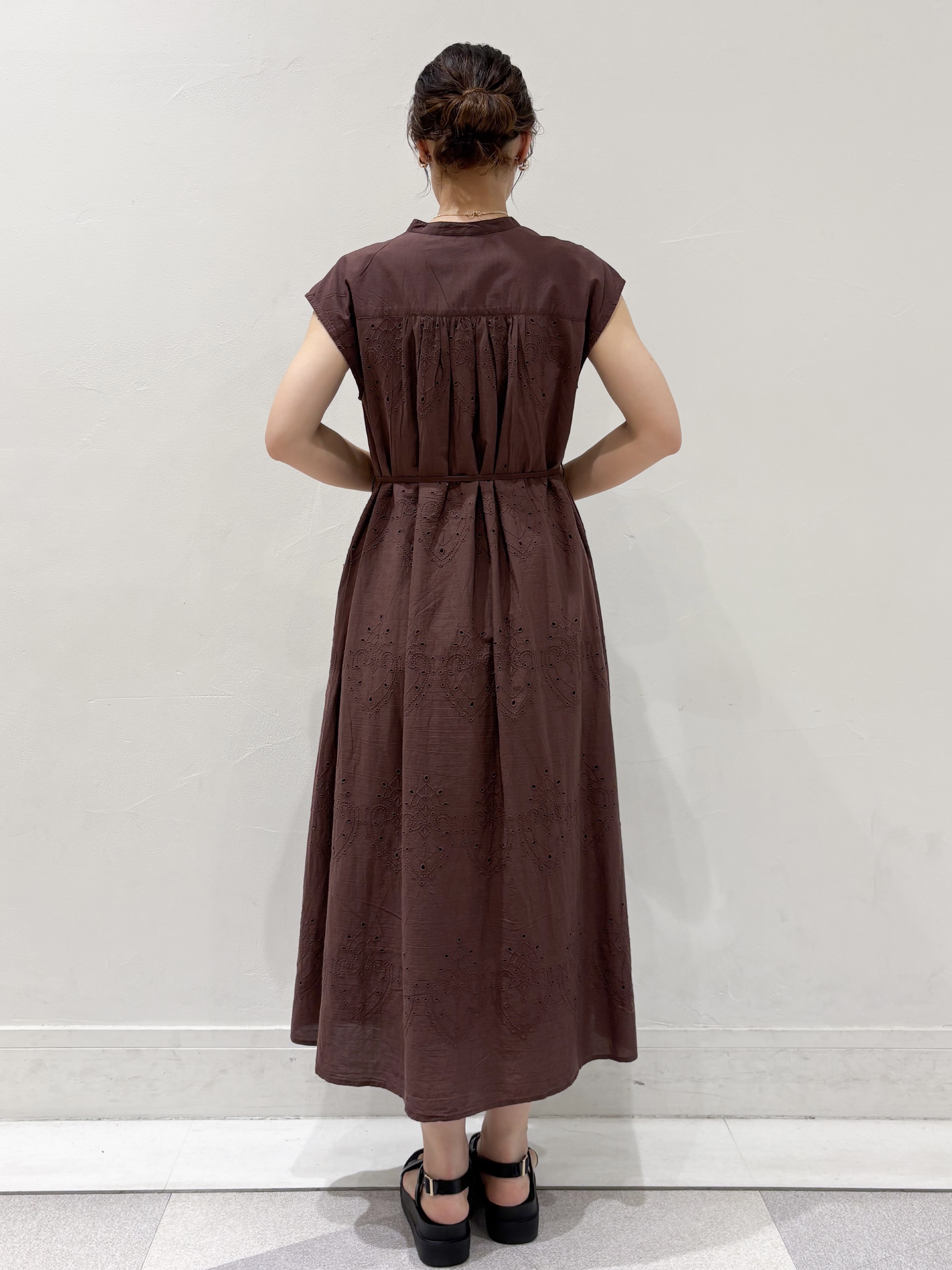 ちえさんの「OPAQUE.CLIP｜アイレットレース刺繍ワンピース【洗える】」を使ったコーディネート