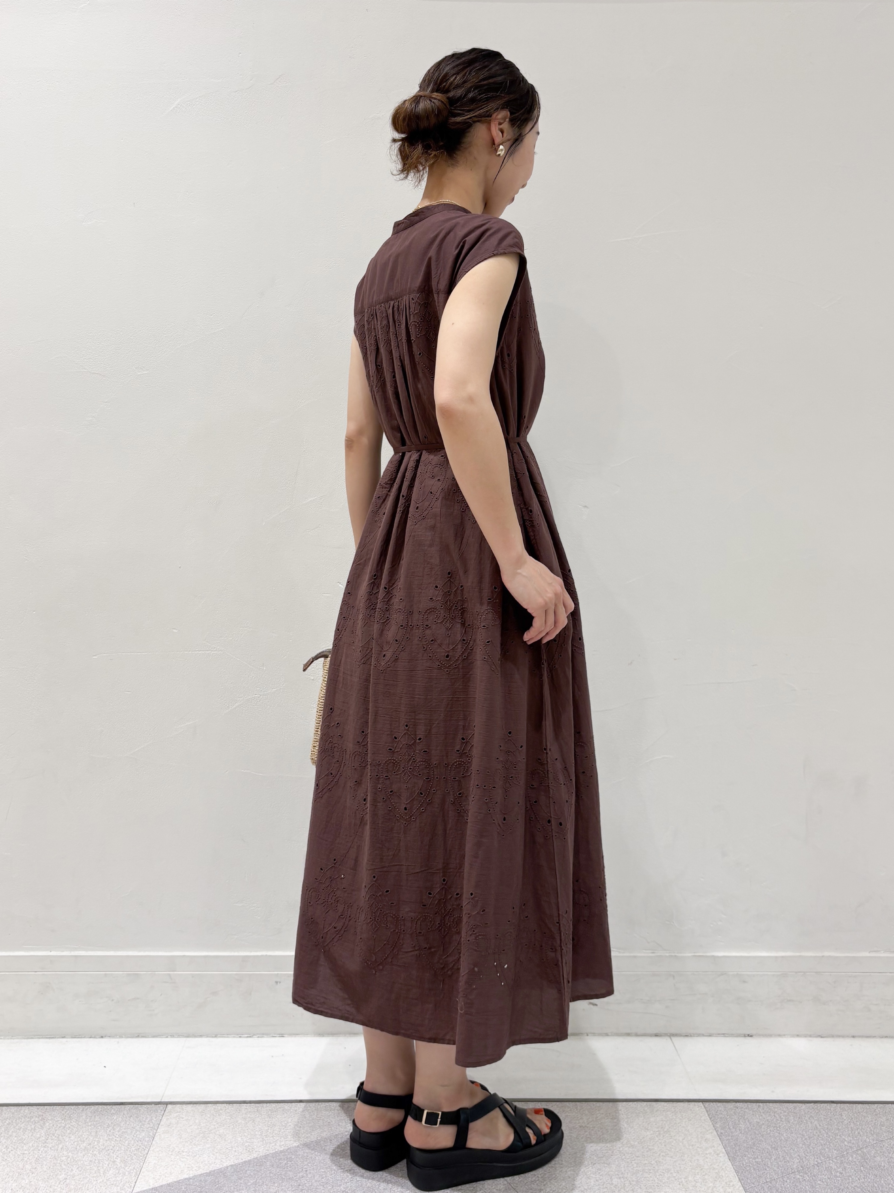 ちえさんの「OPAQUE.CLIP｜アイレットレース刺繍ワンピース【洗える】」を使ったコーディネート