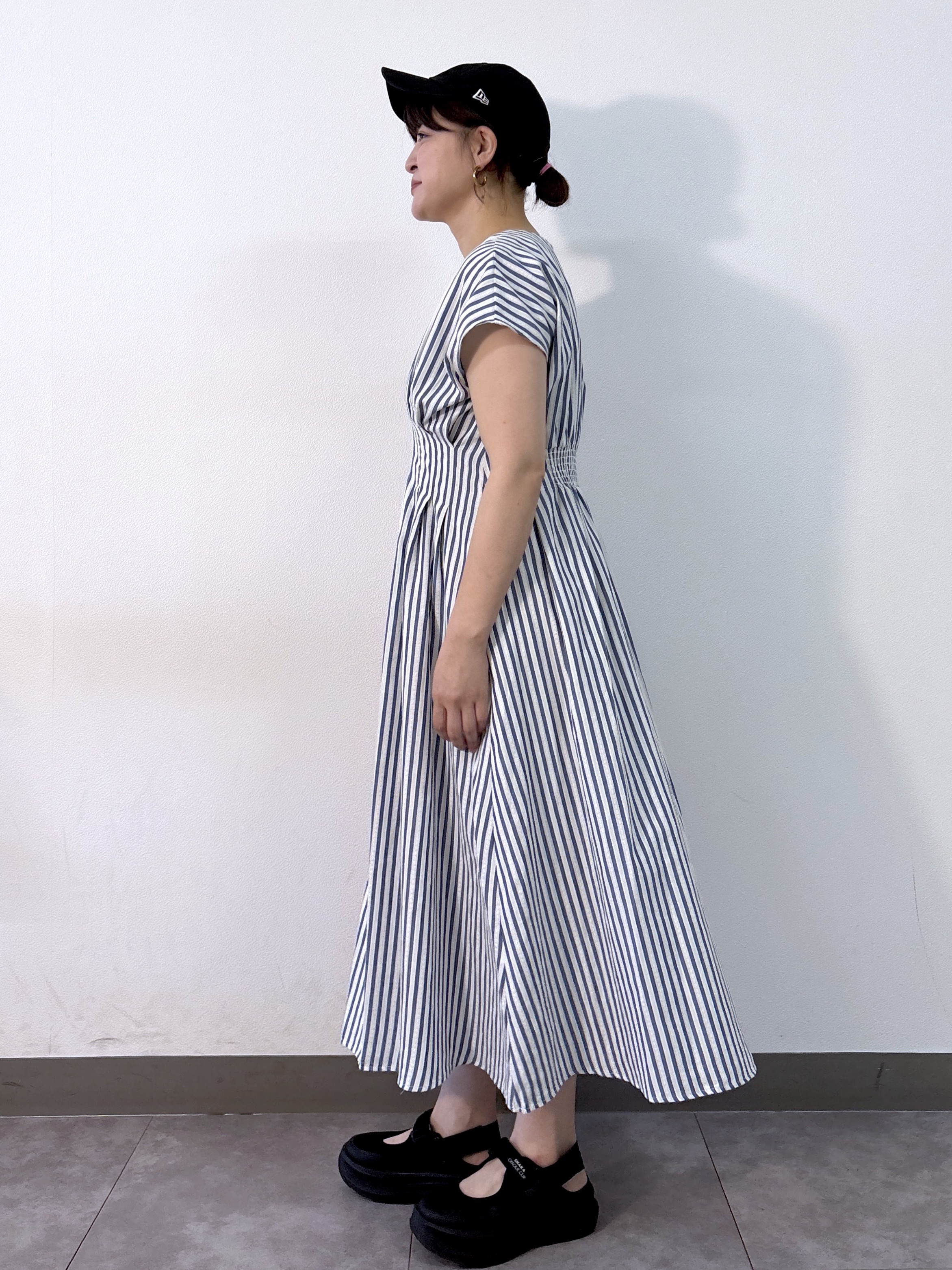 misaさんの「OPAQUE.CLIP｜Vネックウエストタックワンピース【イージーアイロン/洗濯機OK】」を使ったコーディネート