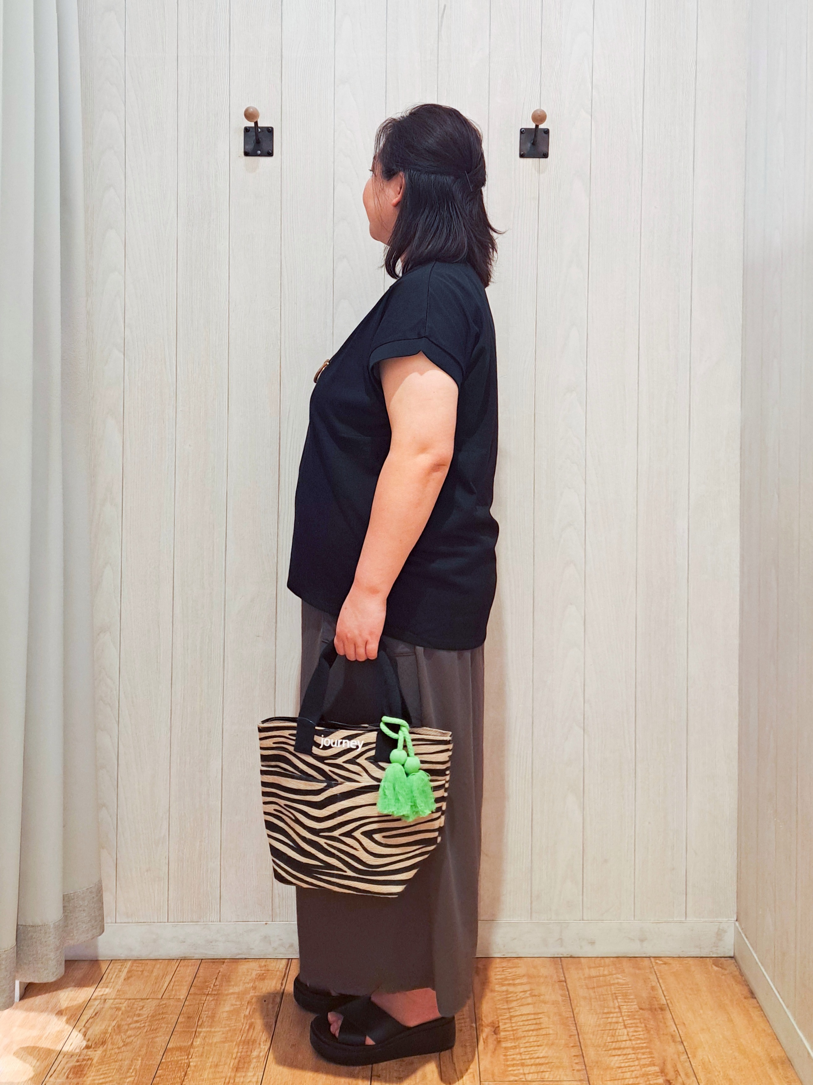kotomiさんの「SHOO･LA･RUE｜【汗じみ防止/S-LL/体型カバー/洗濯機可】汗じみが気になりにくい 大人の刺繍ロゴTシャツ」を使ったコーディネート