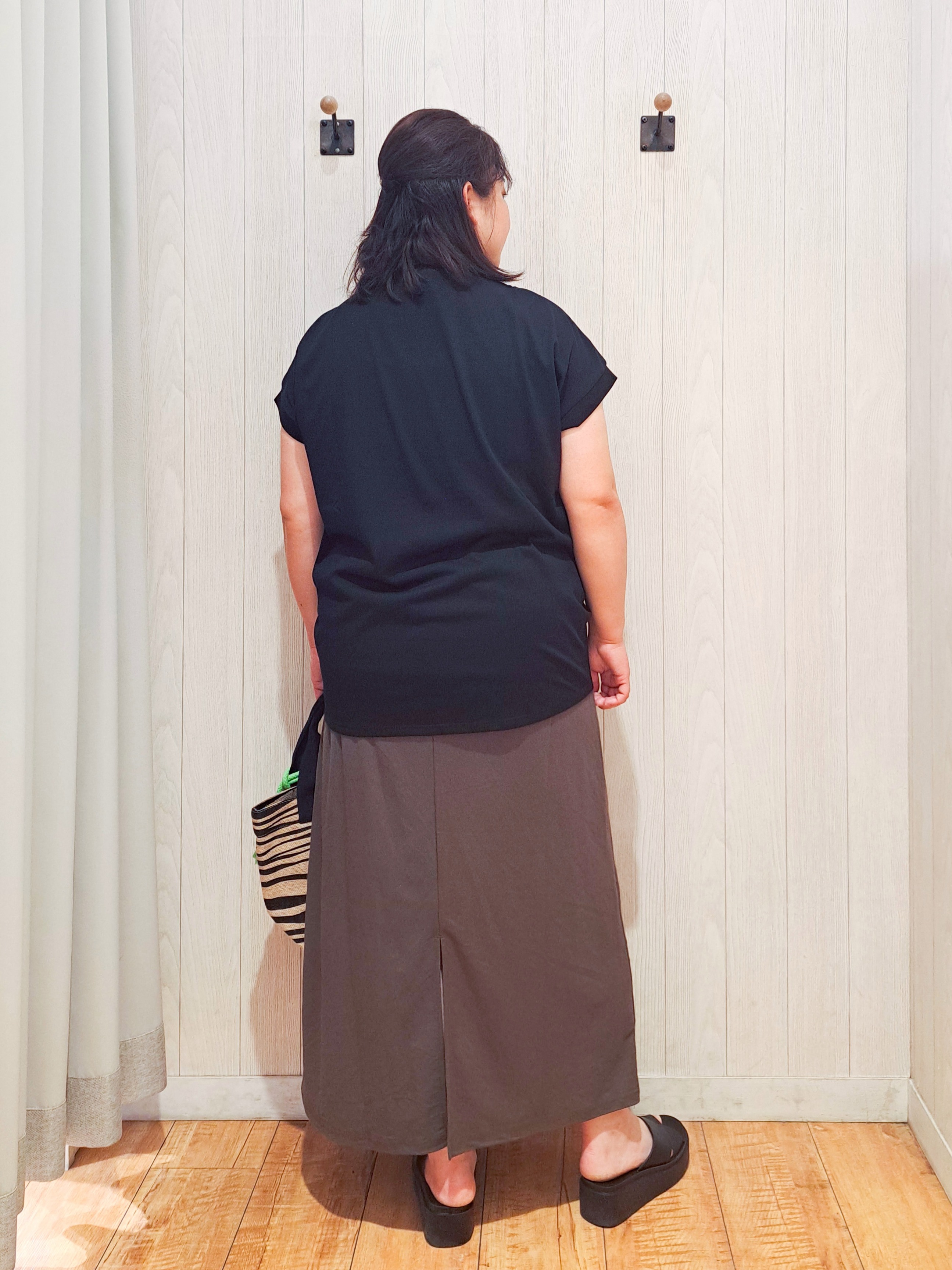 kotomiさんの「SHOO･LA･RUE｜【汗じみ防止/S-LL/体型カバー/洗濯機可】汗じみが気になりにくい 大人の刺繍ロゴTシャツ」を使ったコーディネート