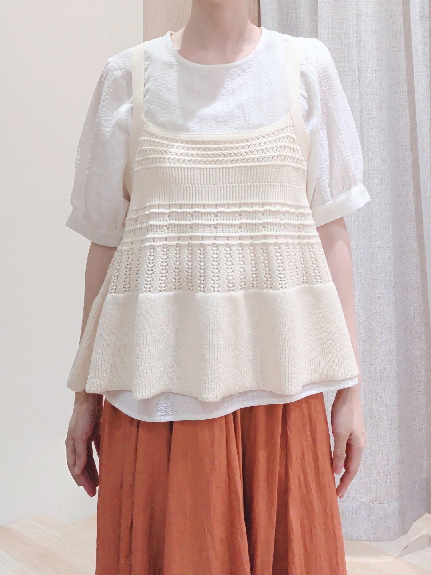 Yuiさんの「grove｜【2点SET】着るだけで完成、透かし編みニットビスチェ&times;ブラウス」を使ったコーディネート