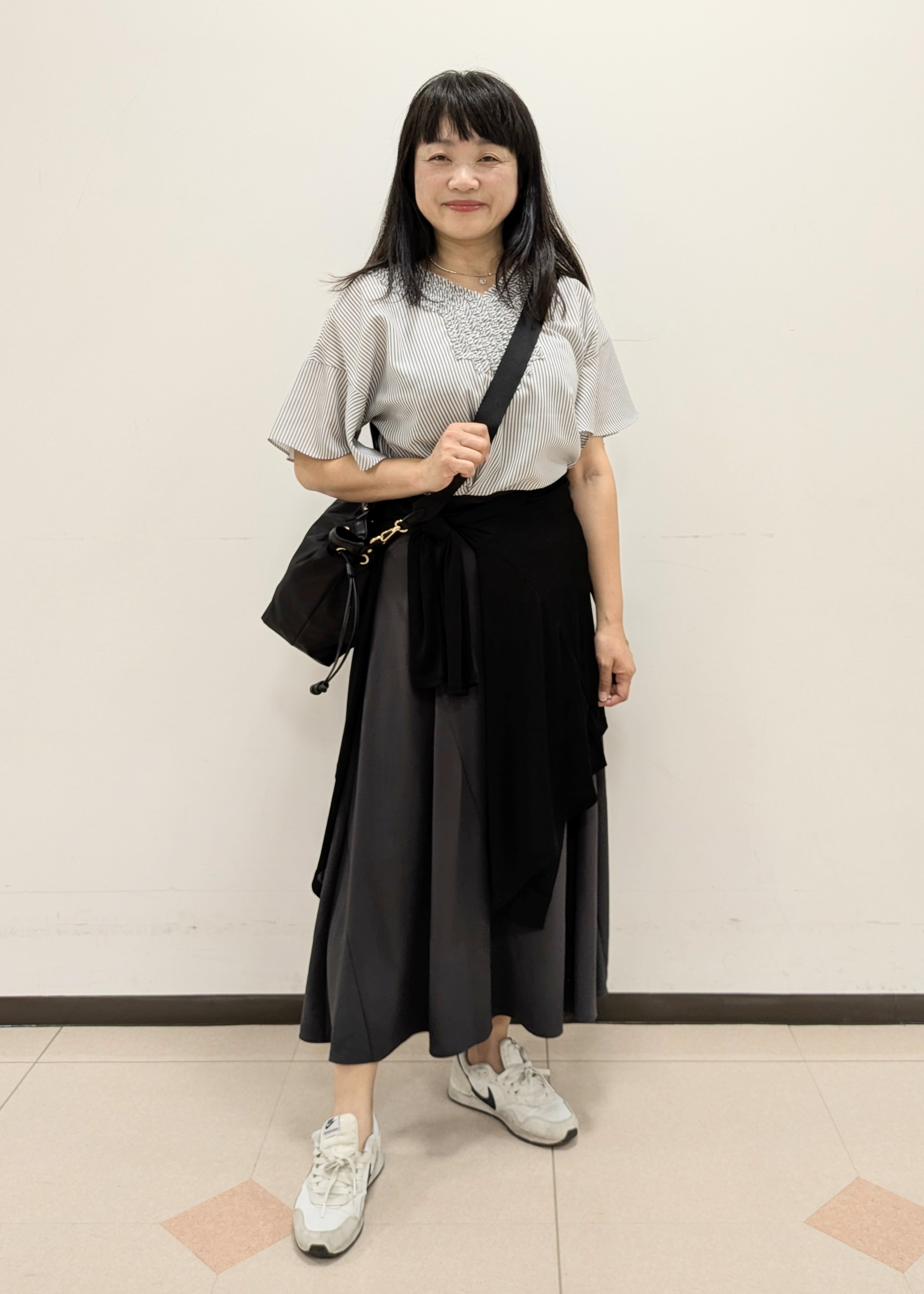 ともさんの「UNTITLED｜【接触冷感/通気性/洗える】Vネックフリルブラウス」を使ったコーディネート