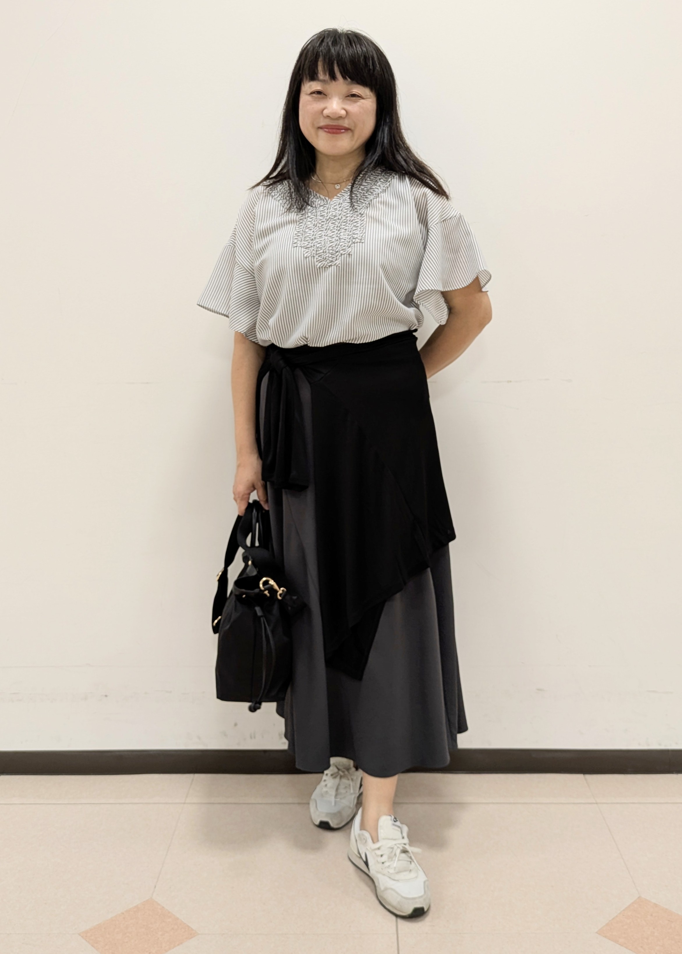 ともさんの「UNTITLED｜【接触冷感/通気性/洗える】Vネックフリルブラウス」を使ったコーディネート