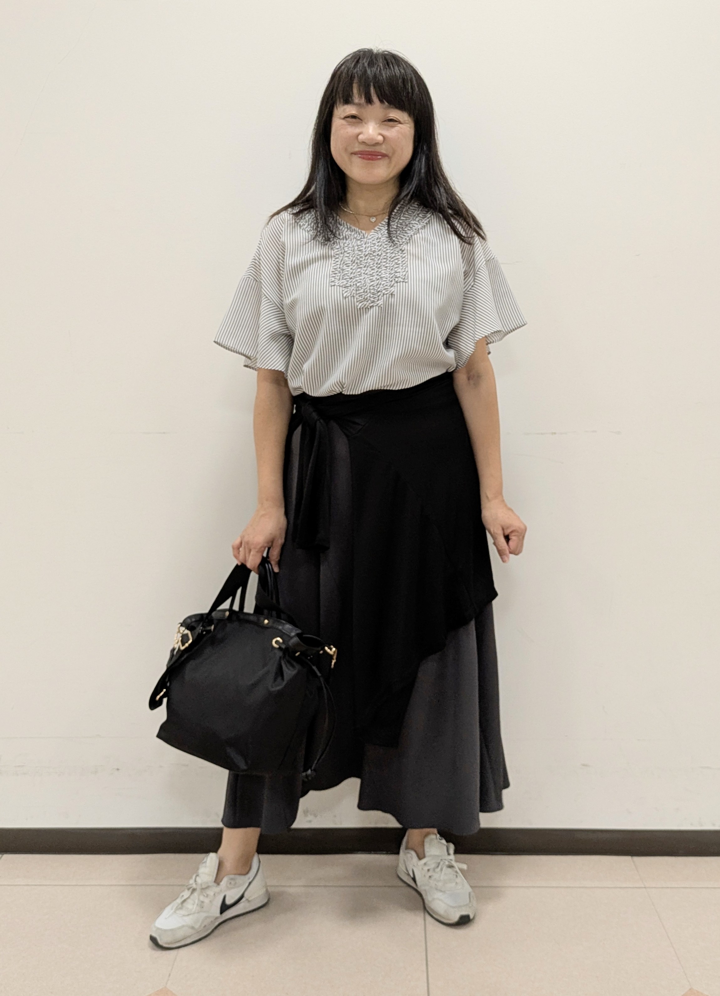 ともさんの「UNTITLED｜【接触冷感/通気性/洗える】Vネックフリルブラウス」を使ったコーディネート