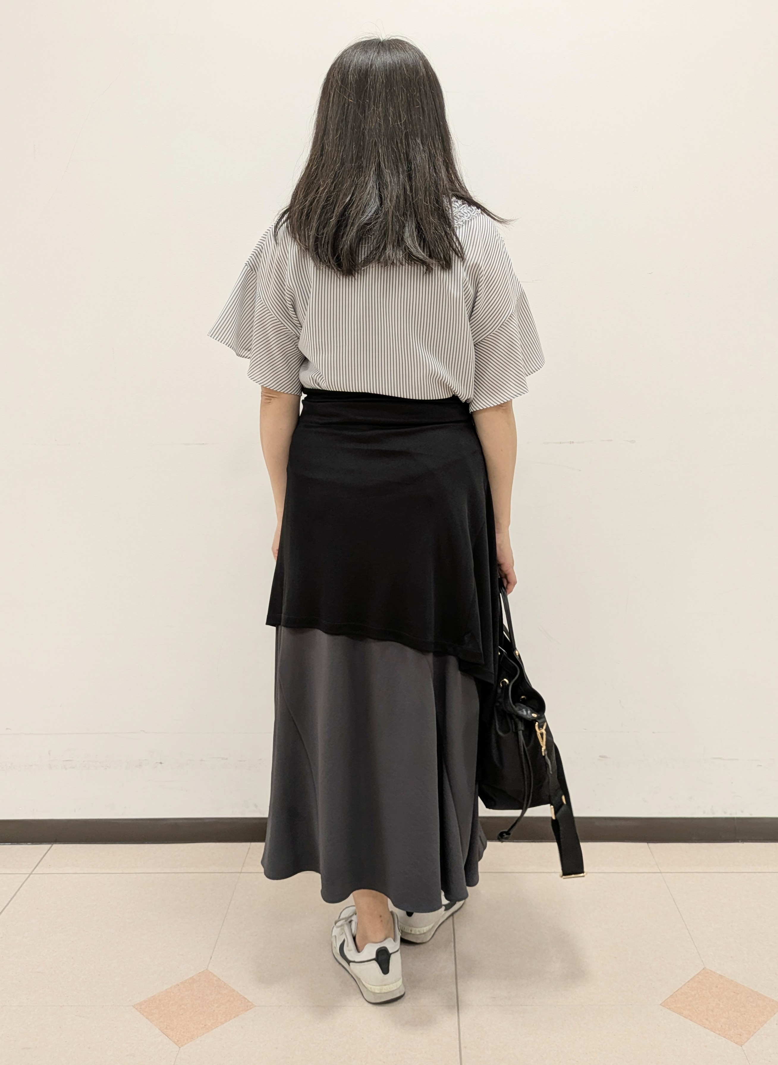 ともさんの「UNTITLED｜【接触冷感/通気性/洗える】Vネックフリルブラウス」を使ったコーディネート