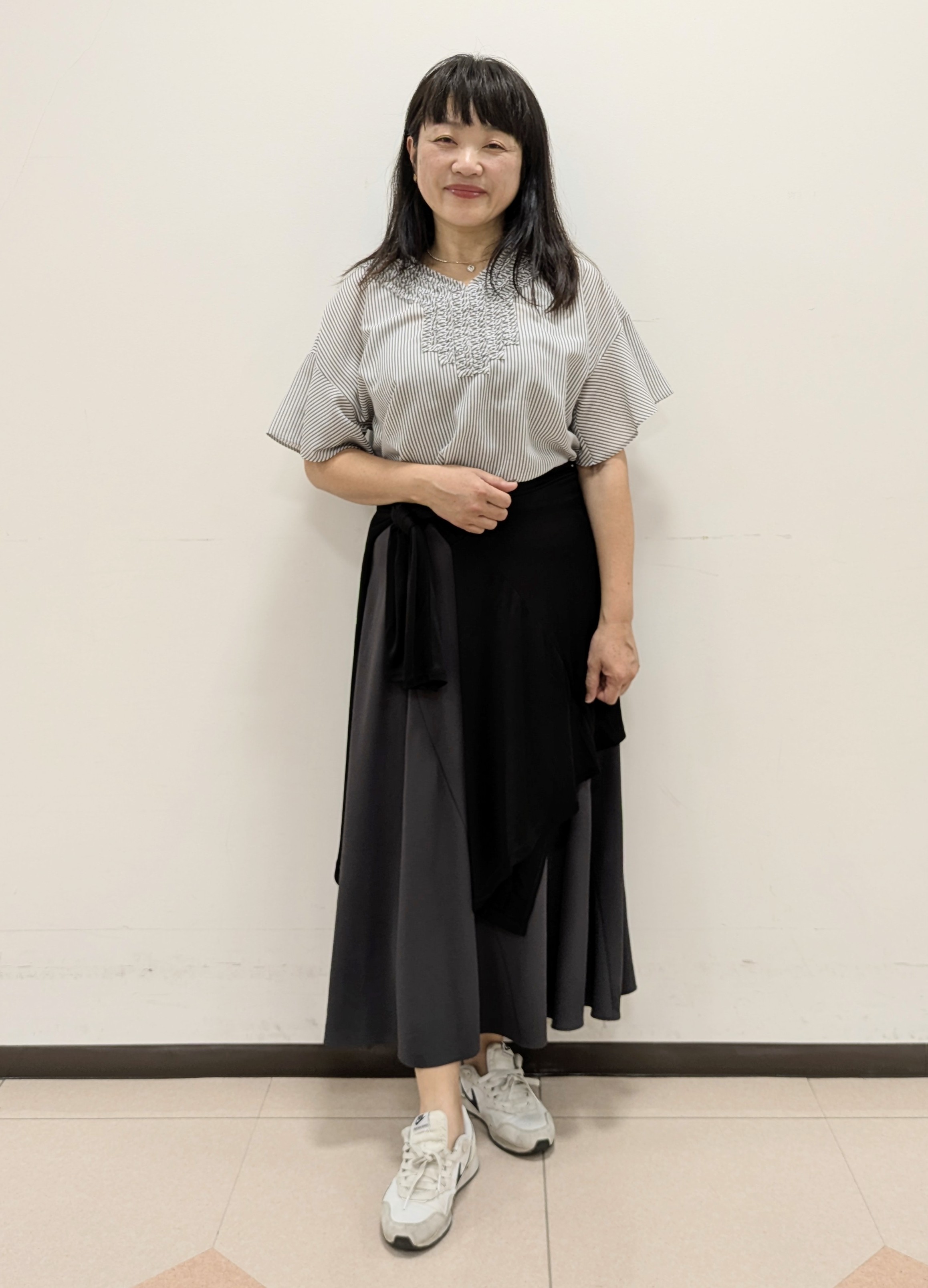 ともさんの「UNTITLED｜【接触冷感/通気性/洗える】Vネックフリルブラウス」を使ったコーディネート