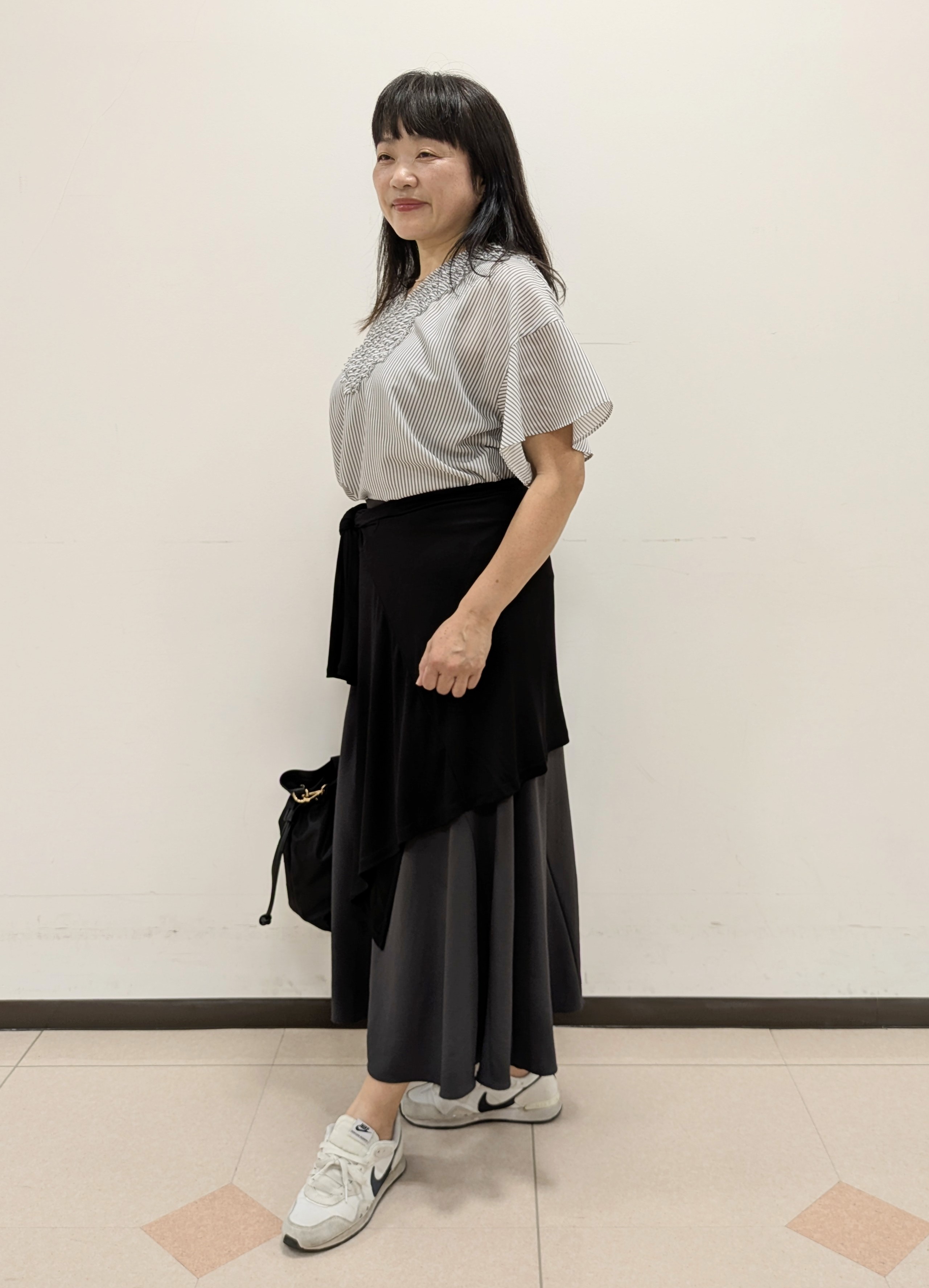 ともさんの「UNTITLED｜【接触冷感/通気性/洗える】Vネックフリルブラウス」を使ったコーディネート