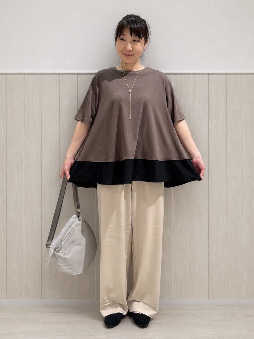 まつみさんの「SHOO･LA･RUE｜【UV/抗菌防臭/洗濯機可】体型カバーも叶う 裾切り替えAライントップス」を使ったコーディネート