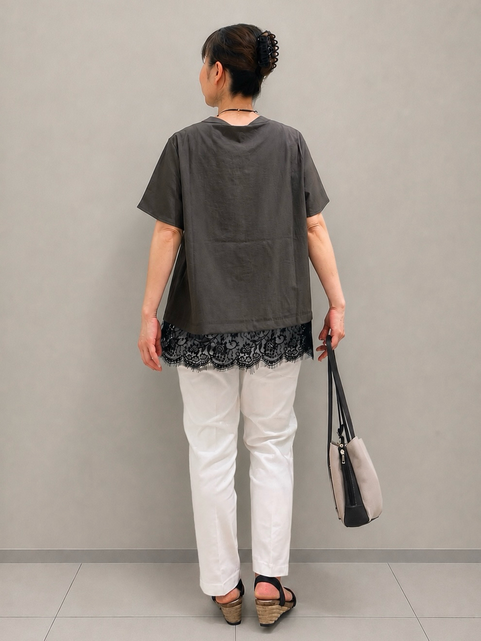 まつみさんの「SHOO･LA･RUE｜【S-LL/洗濯機可】軽凛(かろりん) 楽に着られて上品 裾レーススキッパーブラウス」を使ったコーディネート