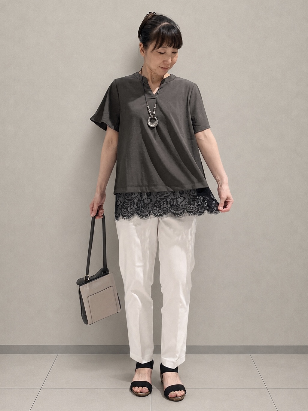 まつみさんの「SHOO･LA･RUE｜【S-LL/洗濯機可】軽凛(かろりん) 楽に着られて上品 裾レーススキッパーブラウス」を使ったコーディネート