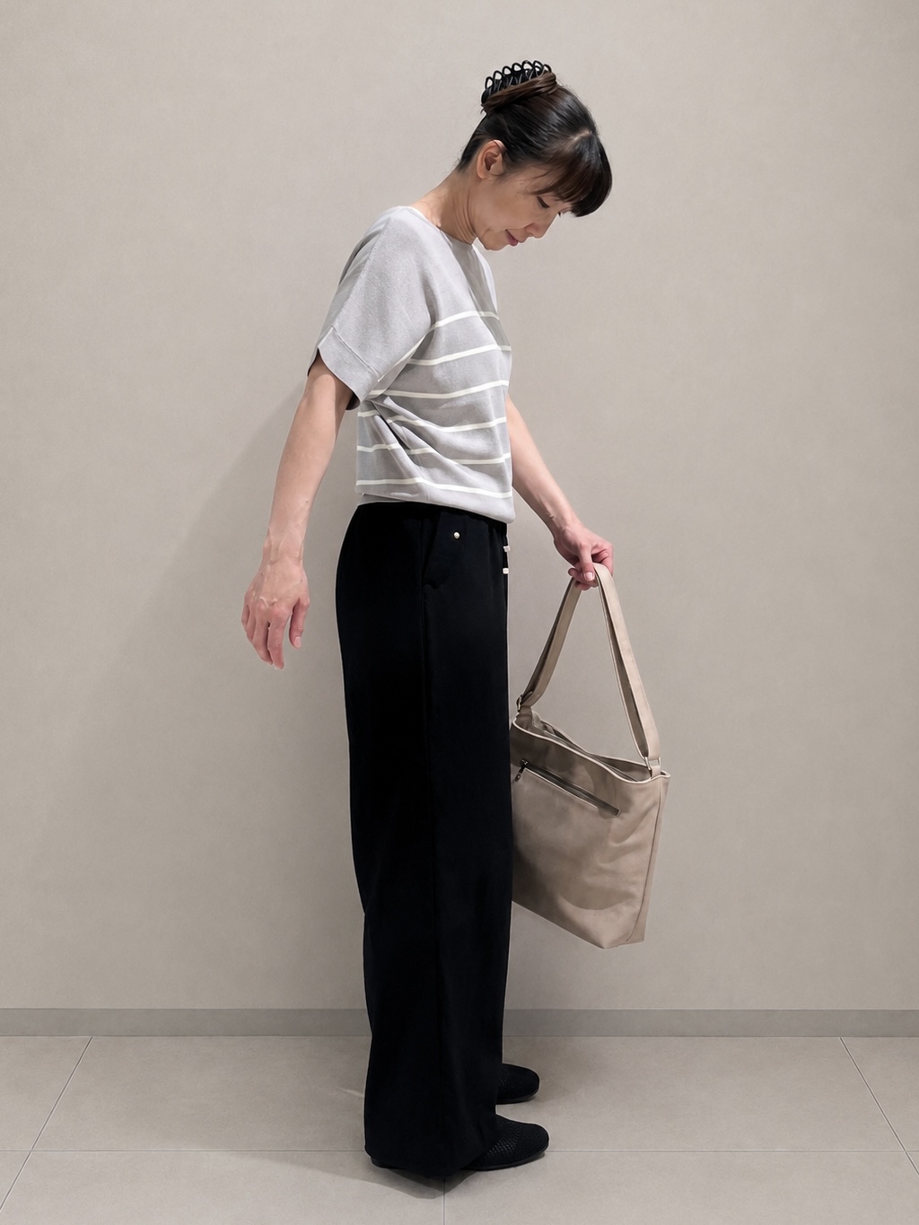 まつみさんの「SHOO･LA･RUE｜【毎日洗える/UV】二の腕隠れる さらっとドルマン半袖ニット」を使ったコーディネート