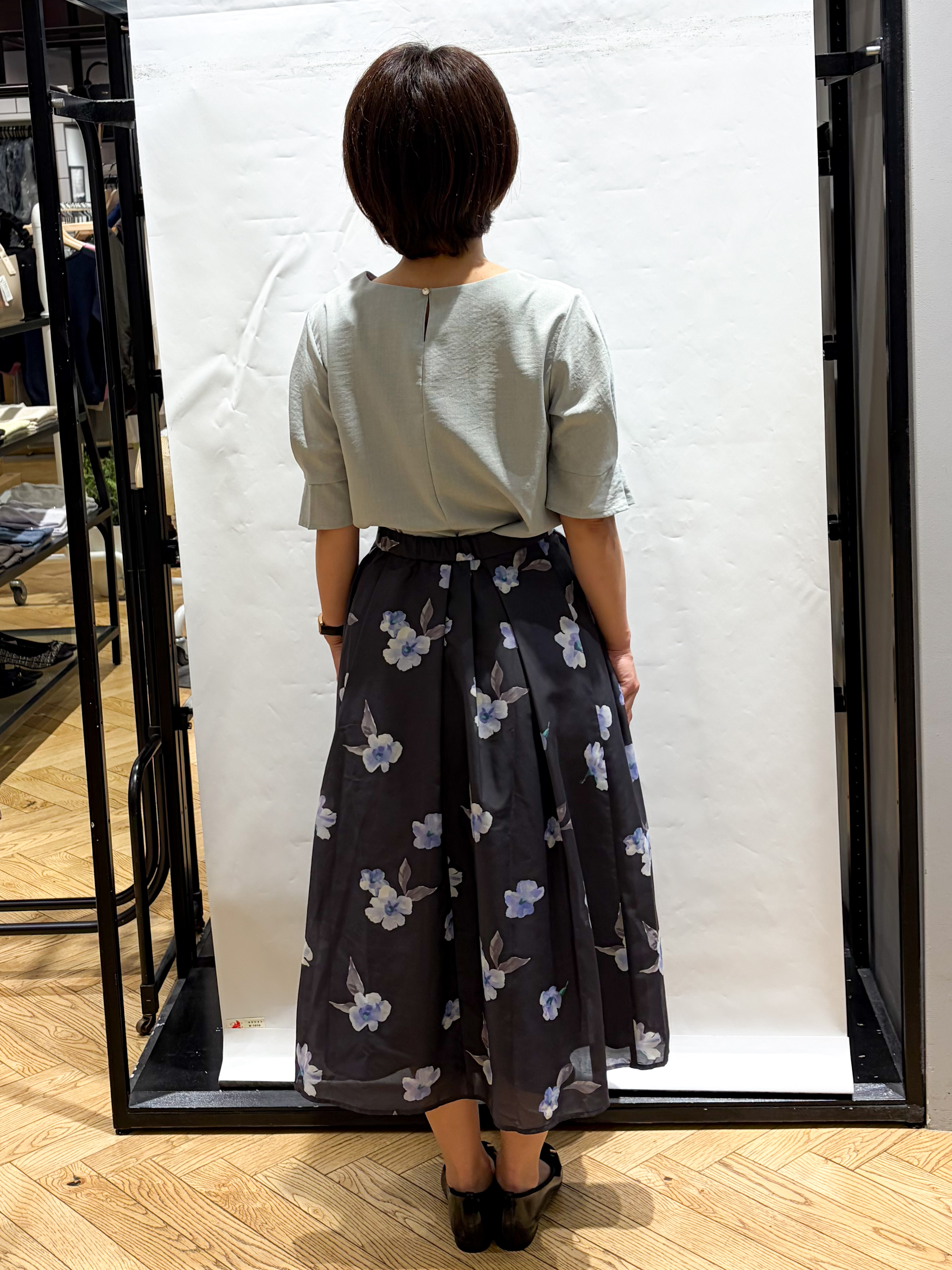 グッチさんの「index｜【接触冷感／吸水速乾】タックパフスリーブブラウス《防シワ／洗濯機OK／XS～3L／8col》」を使ったコーディネート
