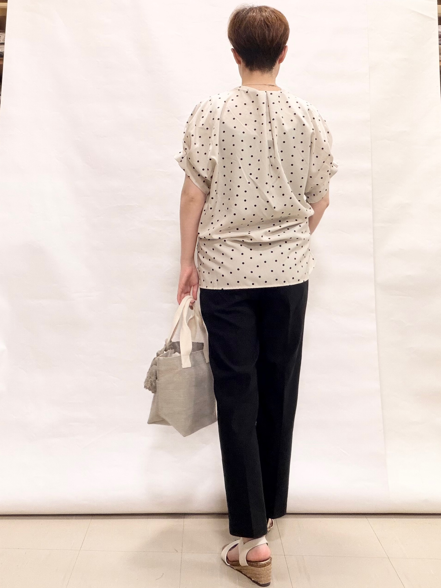 なっちゃんさんの「SHOO･LA･RUE｜【洗濯機可／洗濯後しわになりにくい】大人の甘さをプラスする ドット柄袖タックブラウス」を使ったコーディネート