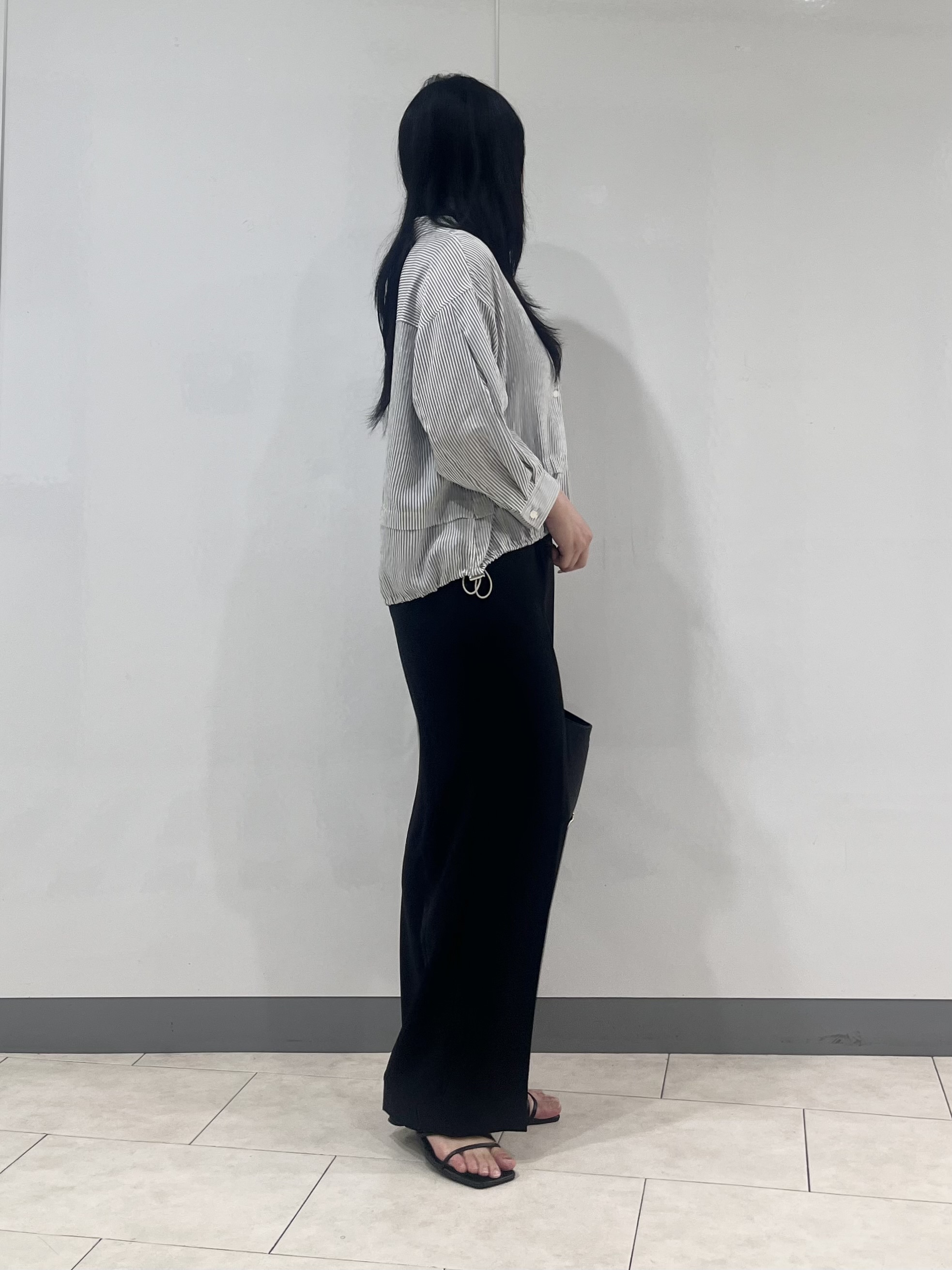 hasuさんの「INDIVI｜【接触冷感／洗える／2WAY】ドロスト付 シアーシャンブレーシャツ」を使ったコーディネート