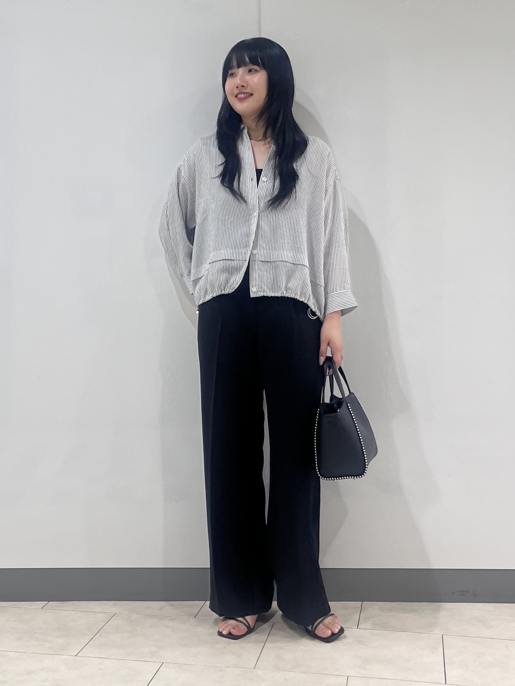 hasuさんの「INDIVI｜【接触冷感／洗える／2WAY】ドロスト付 シアーシャンブレーシャツ」を使ったコーディネート