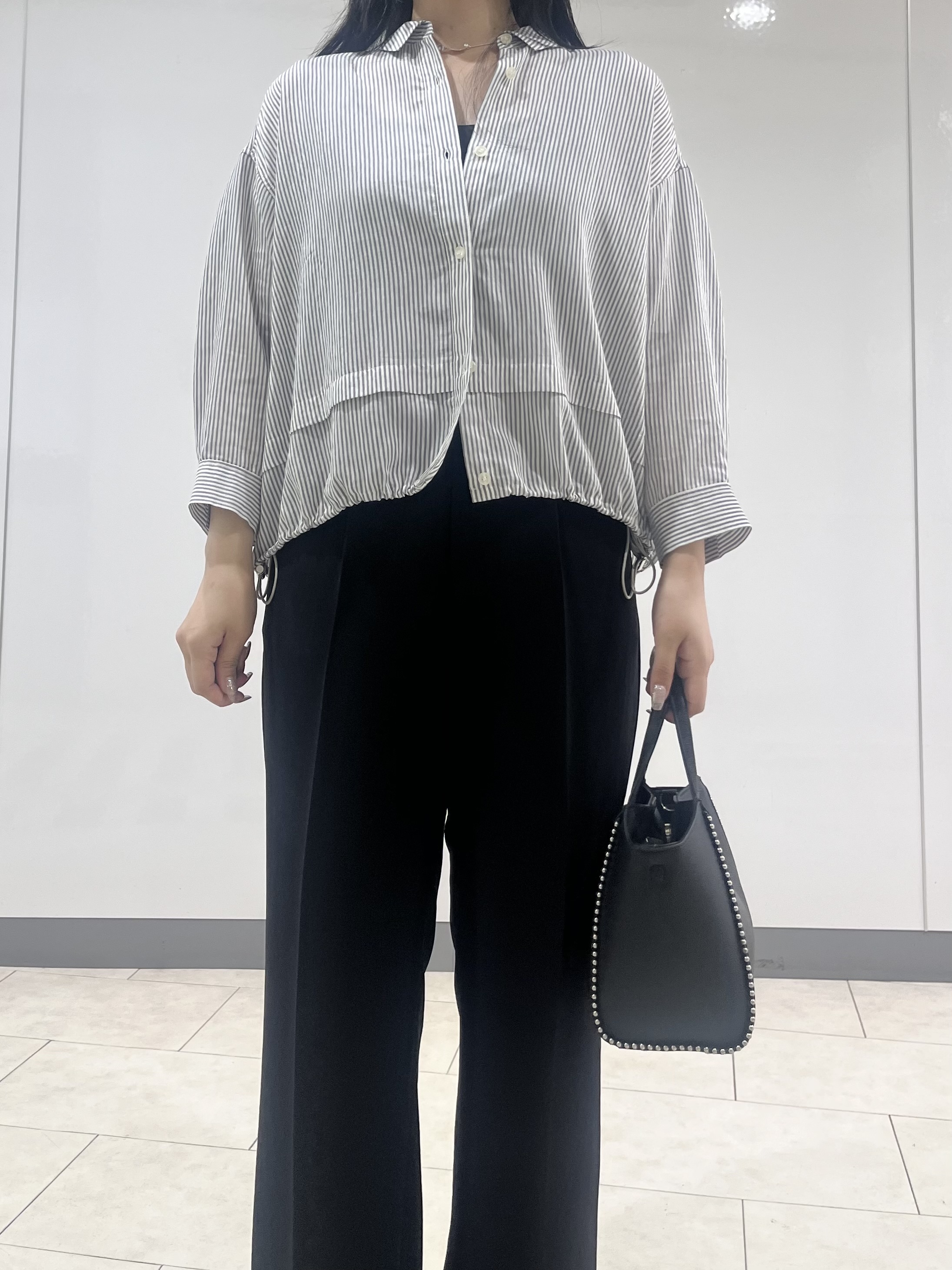 hasuさんの「INDIVI｜【接触冷感／洗える／2WAY】ドロスト付 シアーシャンブレーシャツ」を使ったコーディネート