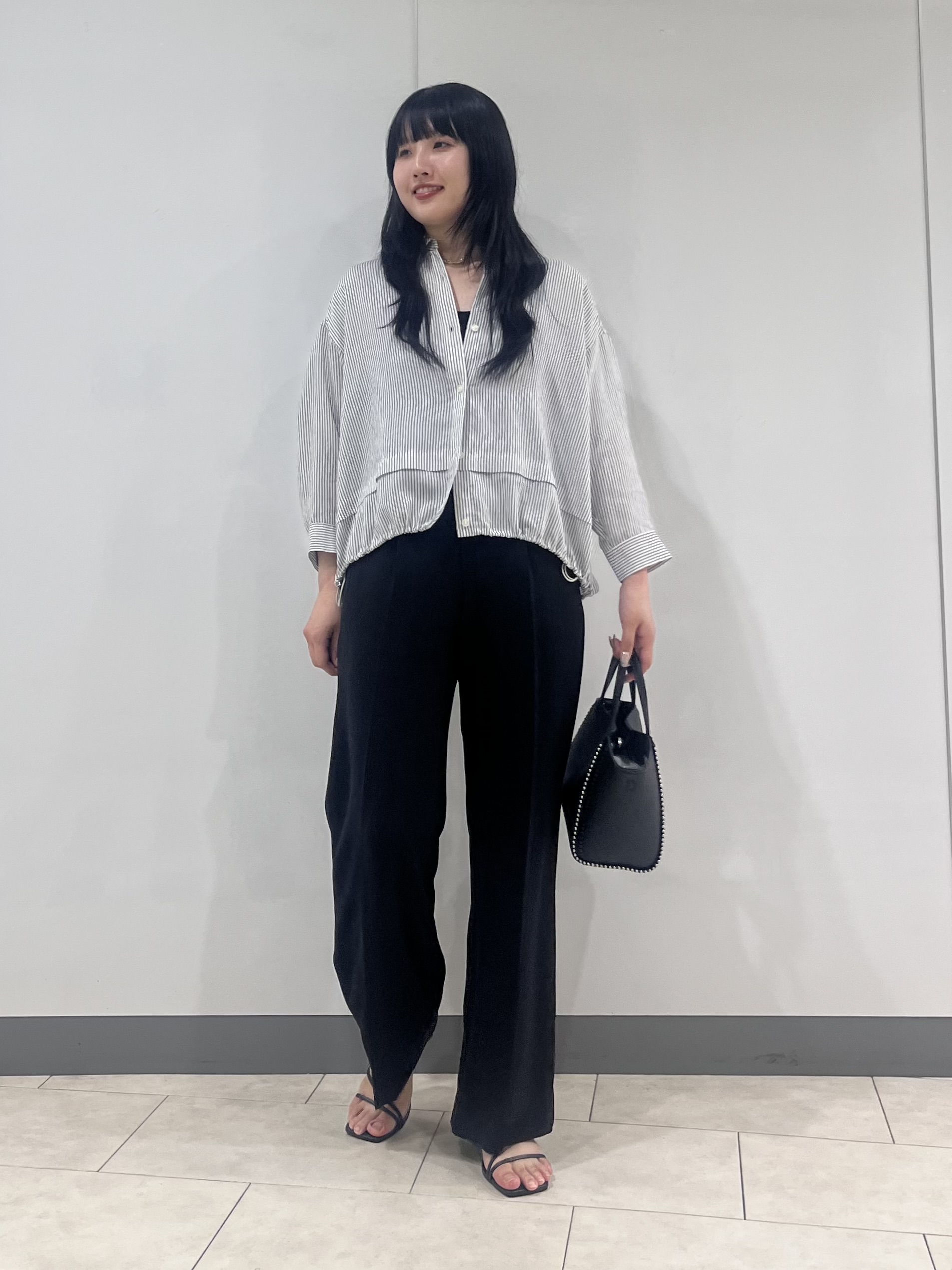 hasuさんの「INDIVI｜【接触冷感／洗える／2WAY】ドロスト付 シアーシャンブレーシャツ」を使ったコーディネート