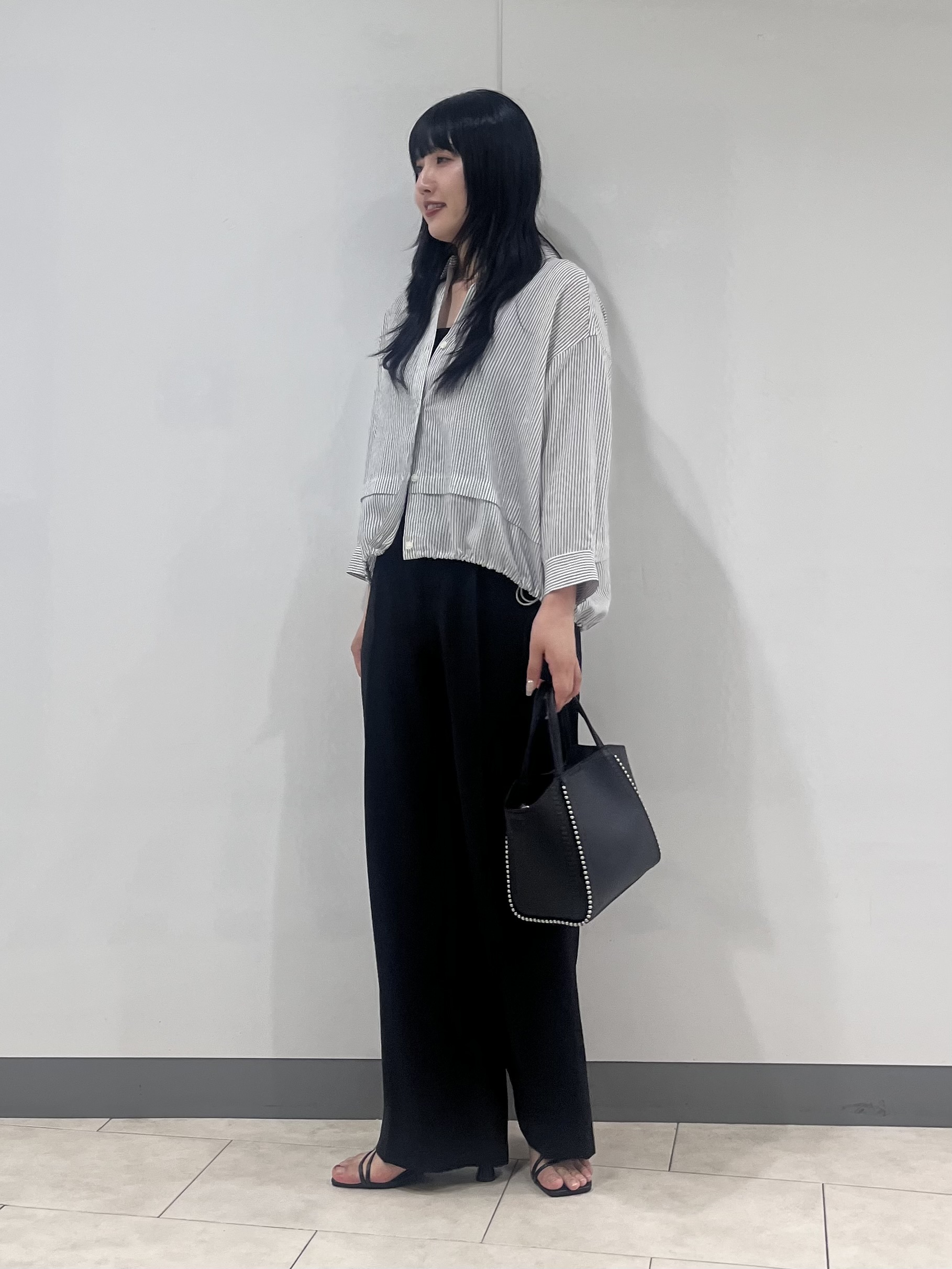 hasuさんの「INDIVI｜【接触冷感／洗える／2WAY】ドロスト付 シアーシャンブレーシャツ」を使ったコーディネート