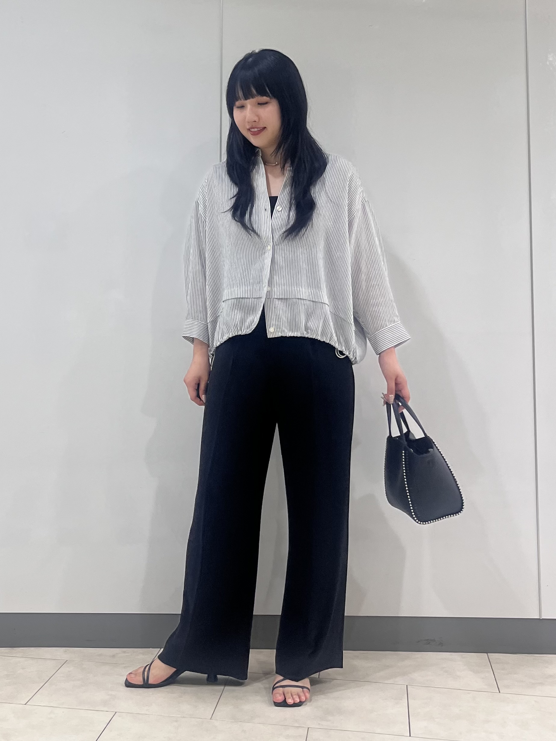 hasuさんの「INDIVI｜【接触冷感／洗える／2WAY】ドロスト付 シアーシャンブレーシャツ」を使ったコーディネート
