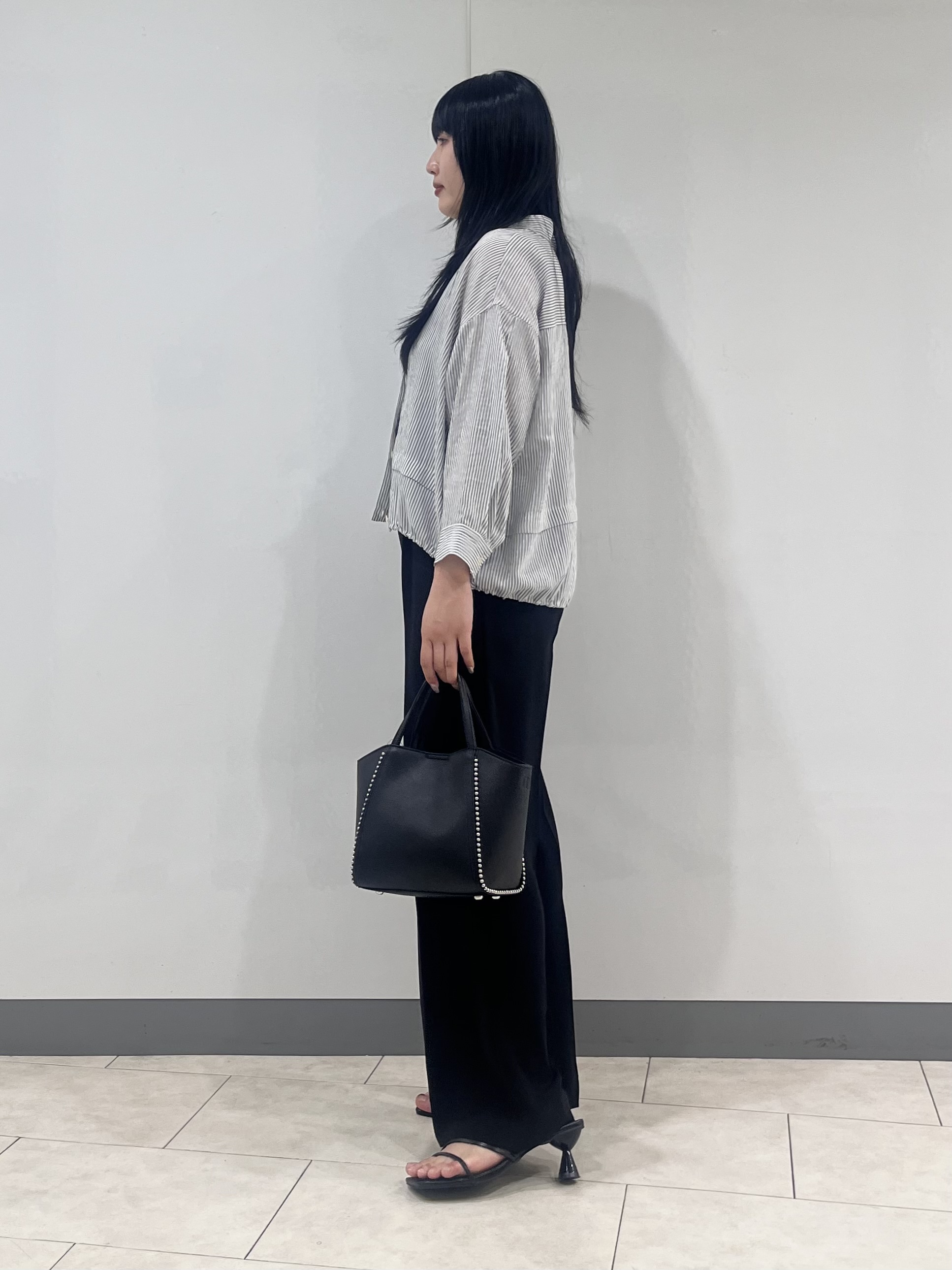 hasuさんの「INDIVI｜【接触冷感／洗える／2WAY】ドロスト付 シアーシャンブレーシャツ」を使ったコーディネート