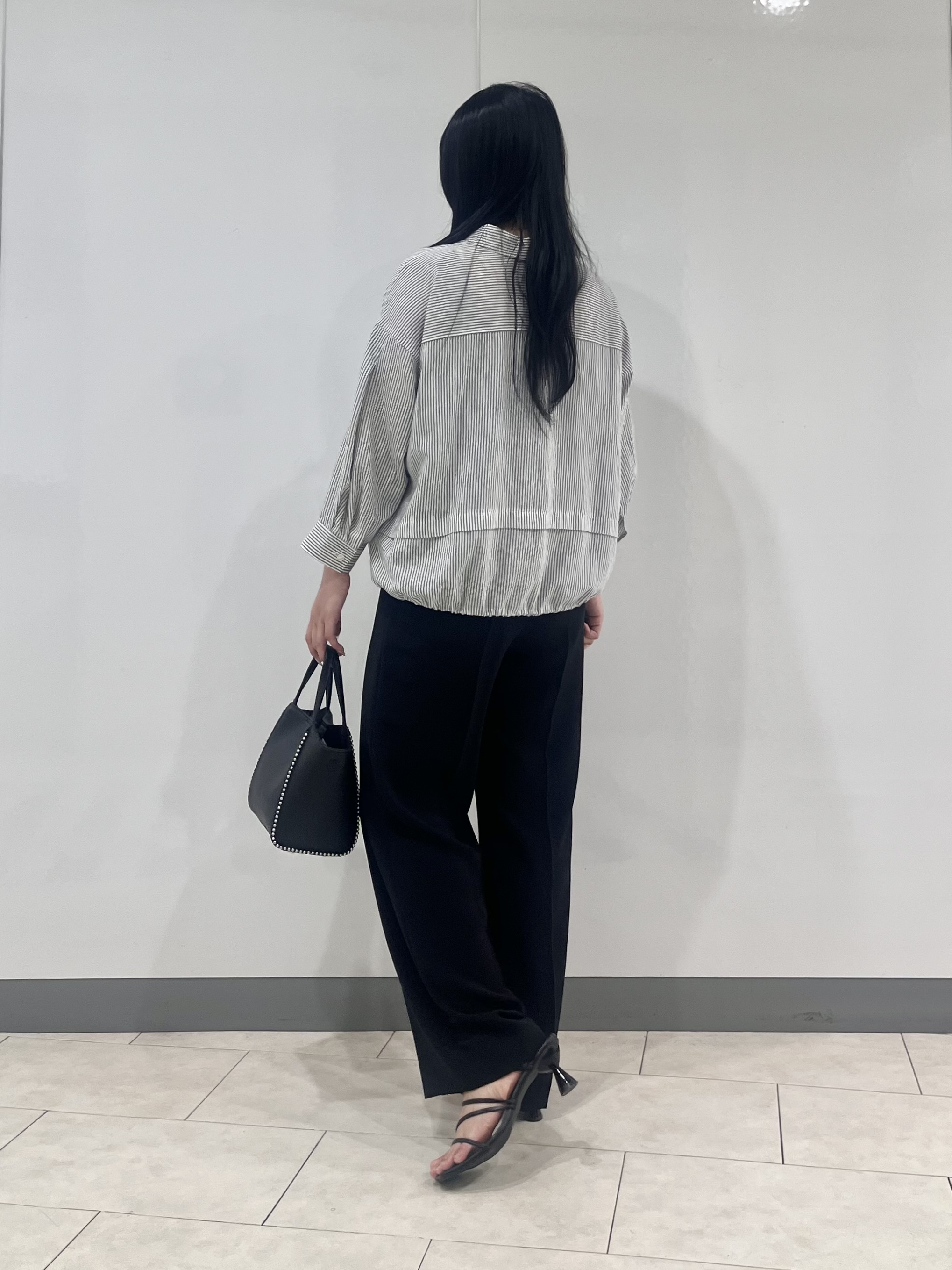 hasuさんの「INDIVI｜【接触冷感／洗える／2WAY】ドロスト付 シアーシャンブレーシャツ」を使ったコーディネート