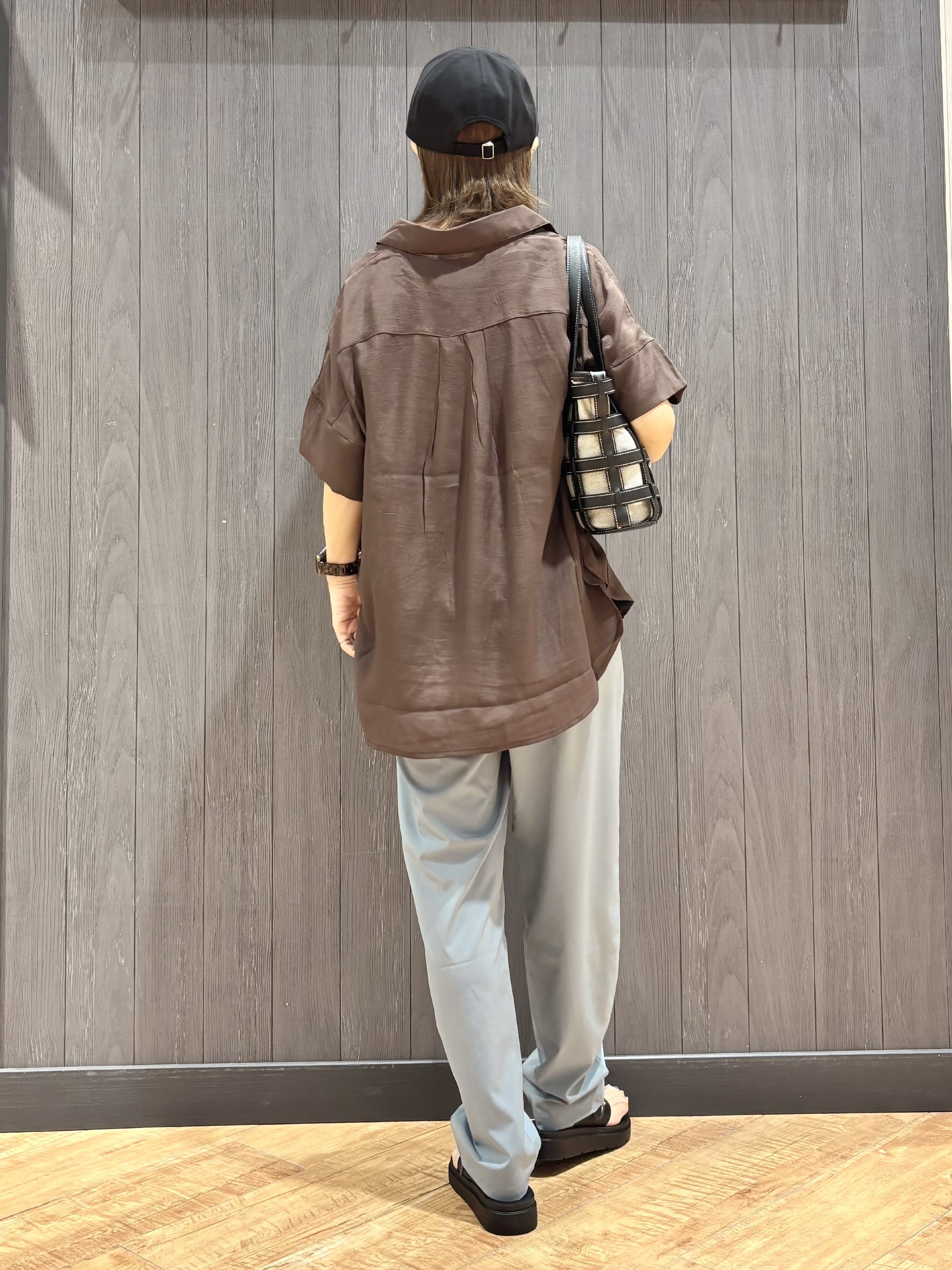 meiさんの「SHOO･LA･RUE｜【2点セット/S-LL/洗濯機可】時短でコーデ決まる スラブスキッパーシャツ＋タンクトップ」を使ったコーディネート