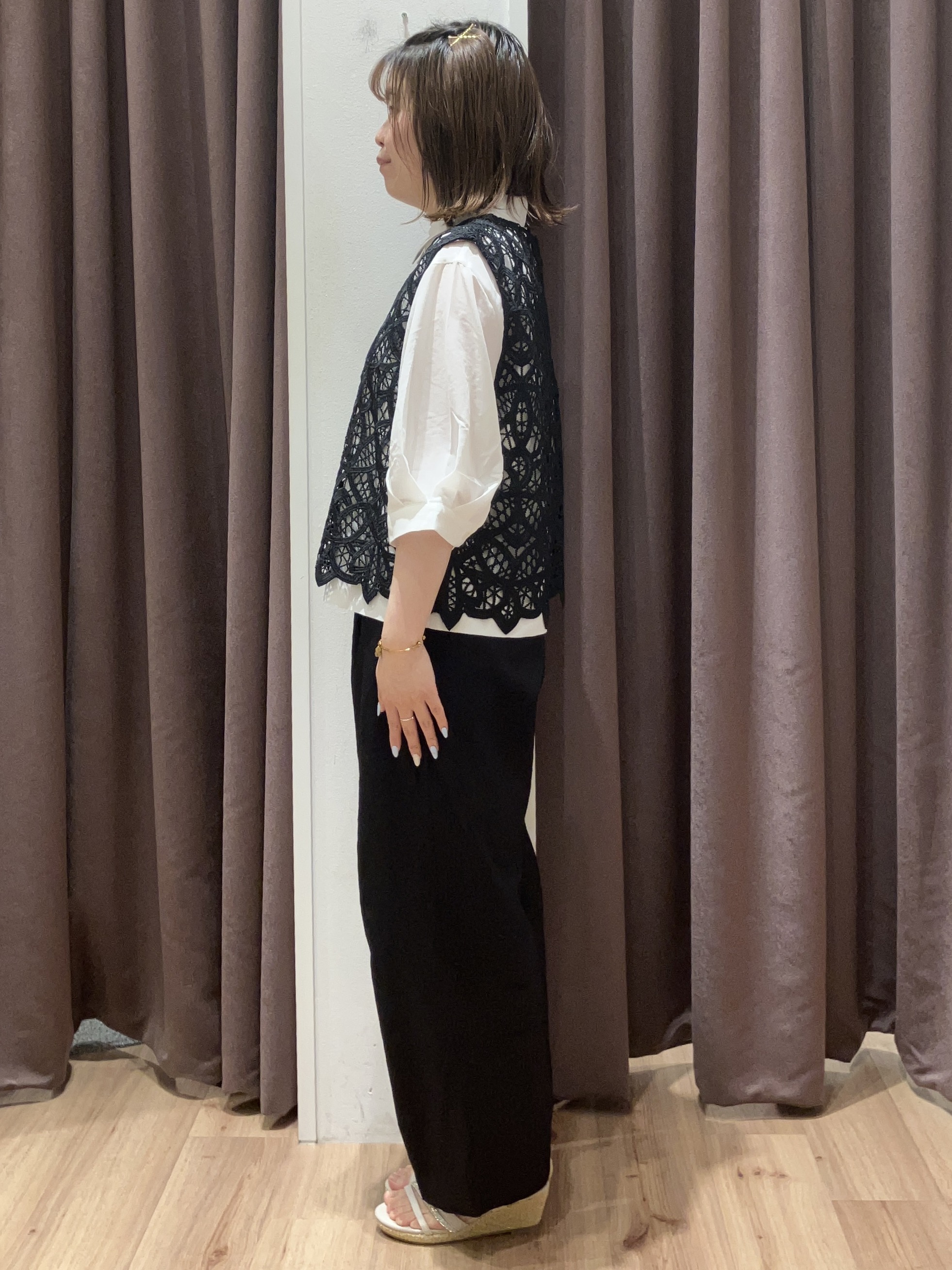 みちゃさんの「grove｜【2点SET・二の腕カバー】レースベスト&times;シアーブラウスSET」を使ったコーディネート