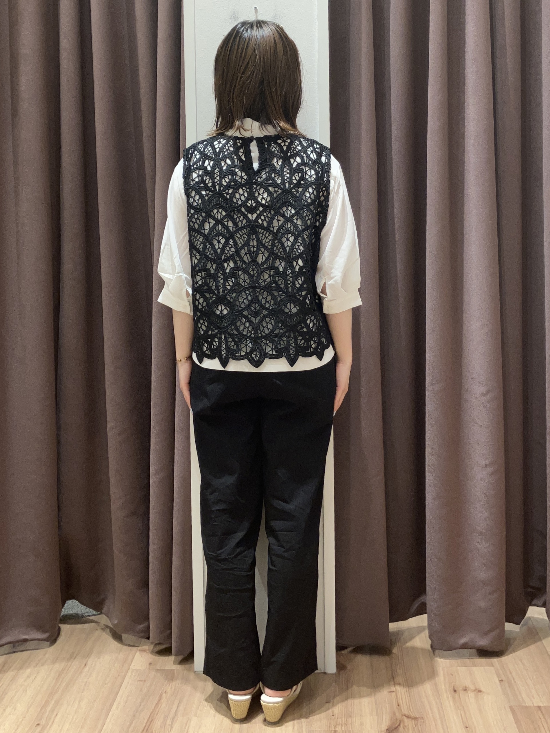 みちゃさんの「grove｜【2点SET・二の腕カバー】レースベスト&times;シアーブラウスSET」を使ったコーディネート