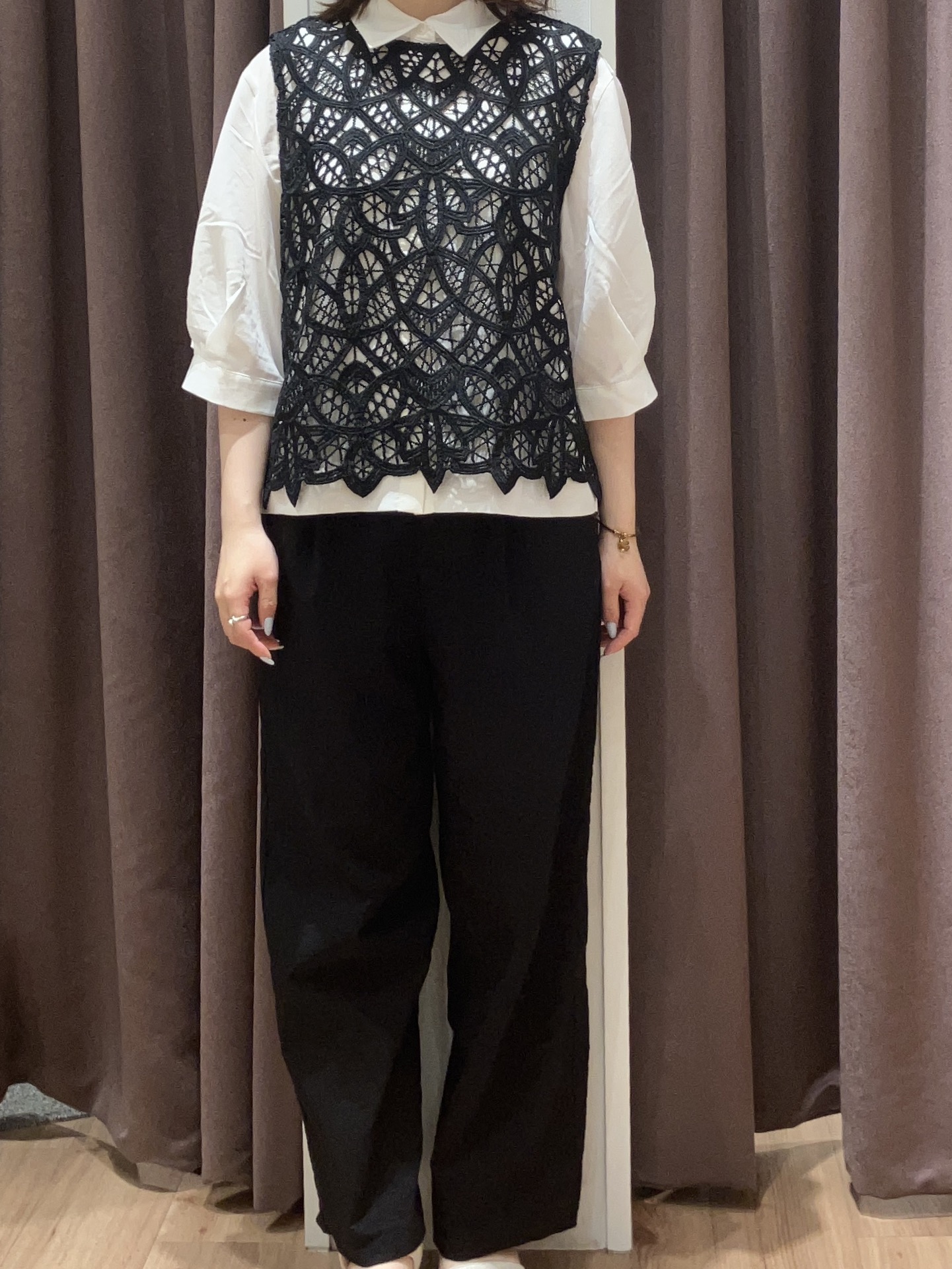 みちゃさんの「grove｜【2点SET・二の腕カバー】レースベスト&times;シアーブラウスSET」を使ったコーディネート