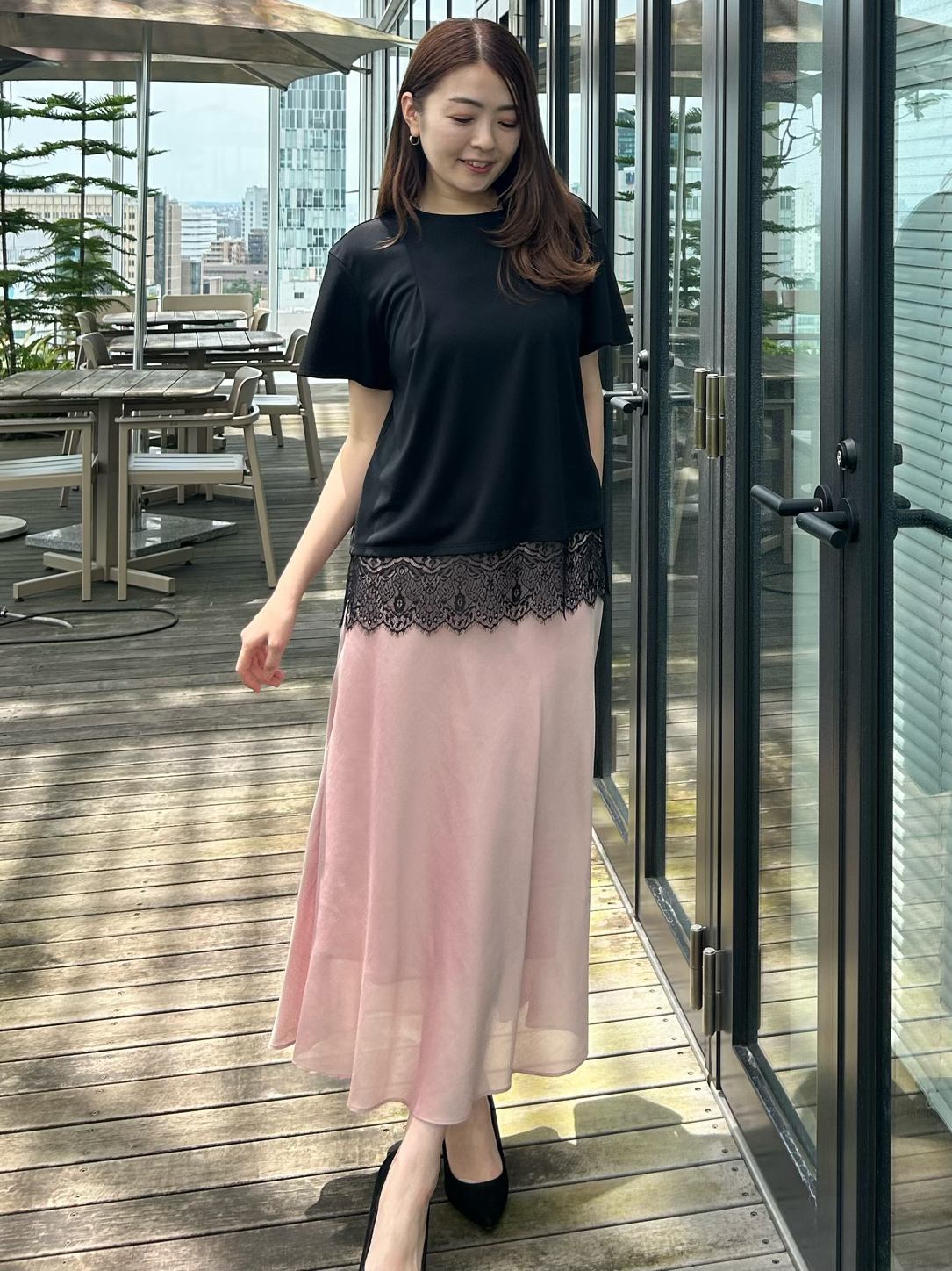hayaseさんの「COUP DE CHANCE｜【手洗い可／日本製／接触冷感】裾レースカットソー」を使ったコーディネート