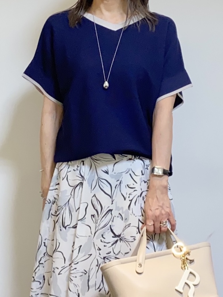 tomoさんの「UNTITLED｜【11色展開/体型カバー】前後2WAYフレンチスリーブニット」を使ったコーディネート
