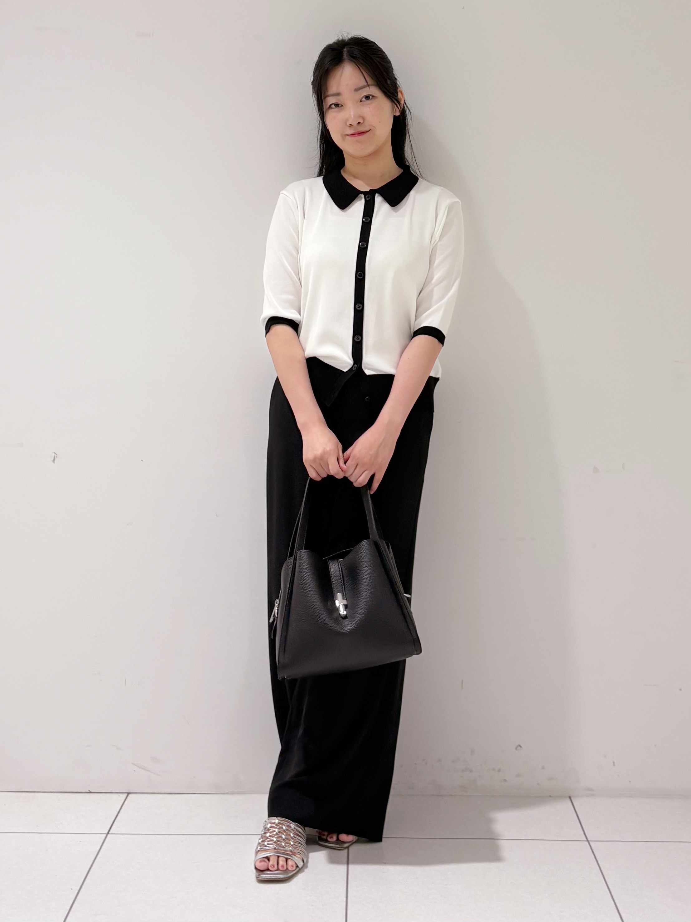 momokoさんの「INDIVI｜【バイカラー】衿付きシャツ風ニット」を使ったコーディネート