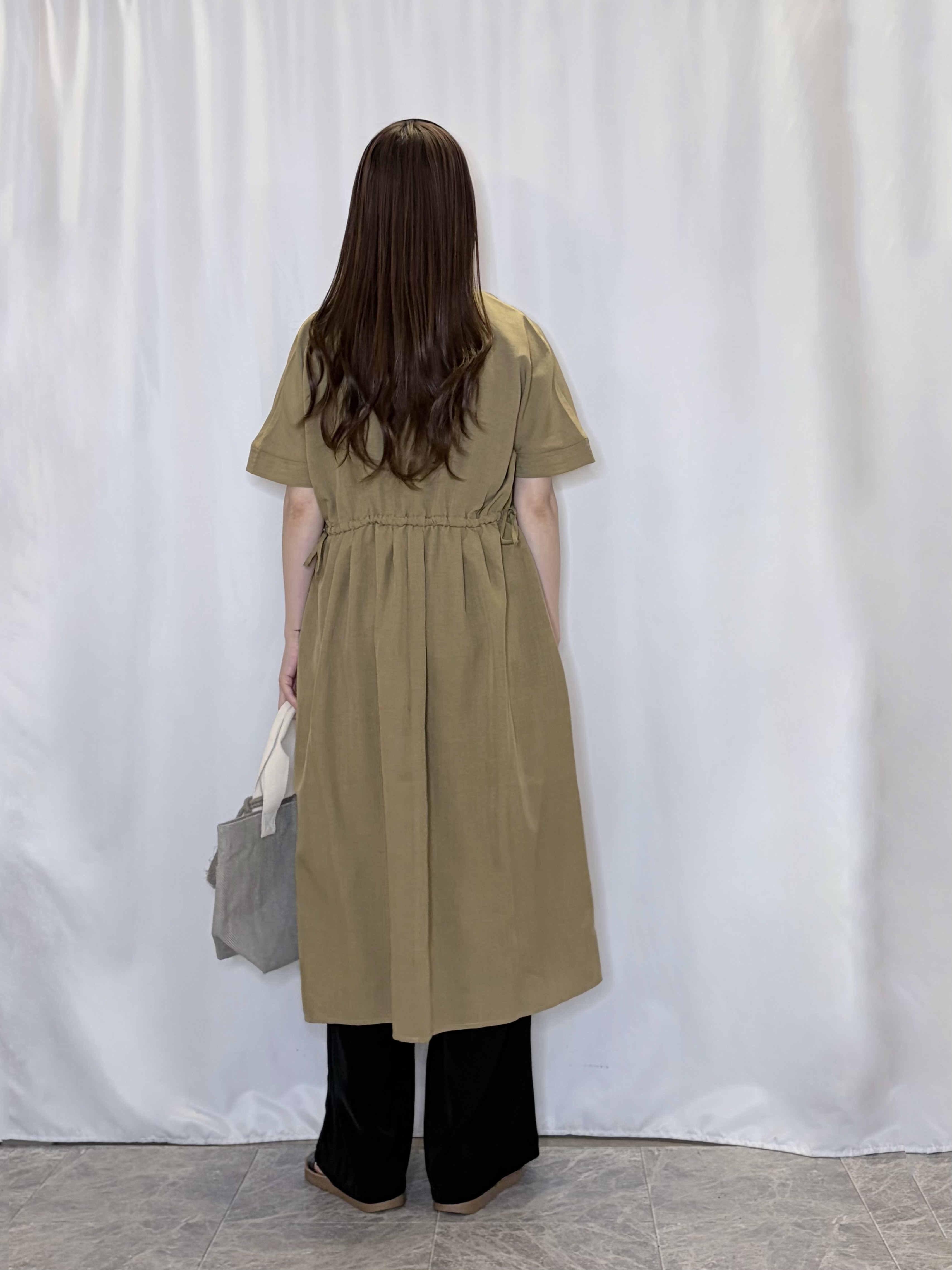 おうめさんの「SHOO･LA･RUE｜【洗濯機可/体型カバー】ウエストシャーリングで女性らしく 麻調スキッパーサイドリボンワンピース」を使ったコーディネート