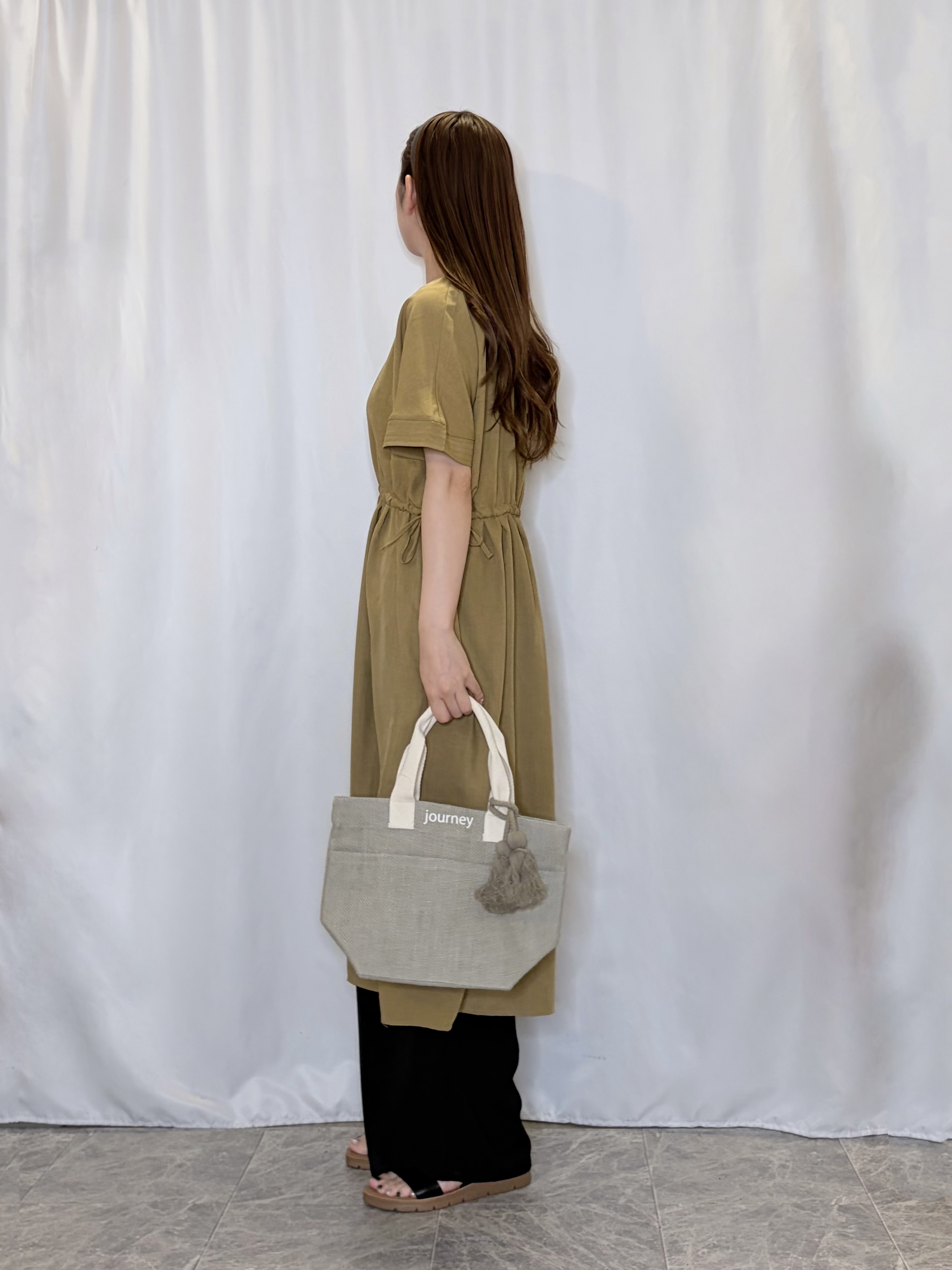 おうめさんの「SHOO･LA･RUE｜【洗濯機可/体型カバー】ウエストシャーリングで女性らしく 麻調スキッパーサイドリボンワンピース」を使ったコーディネート