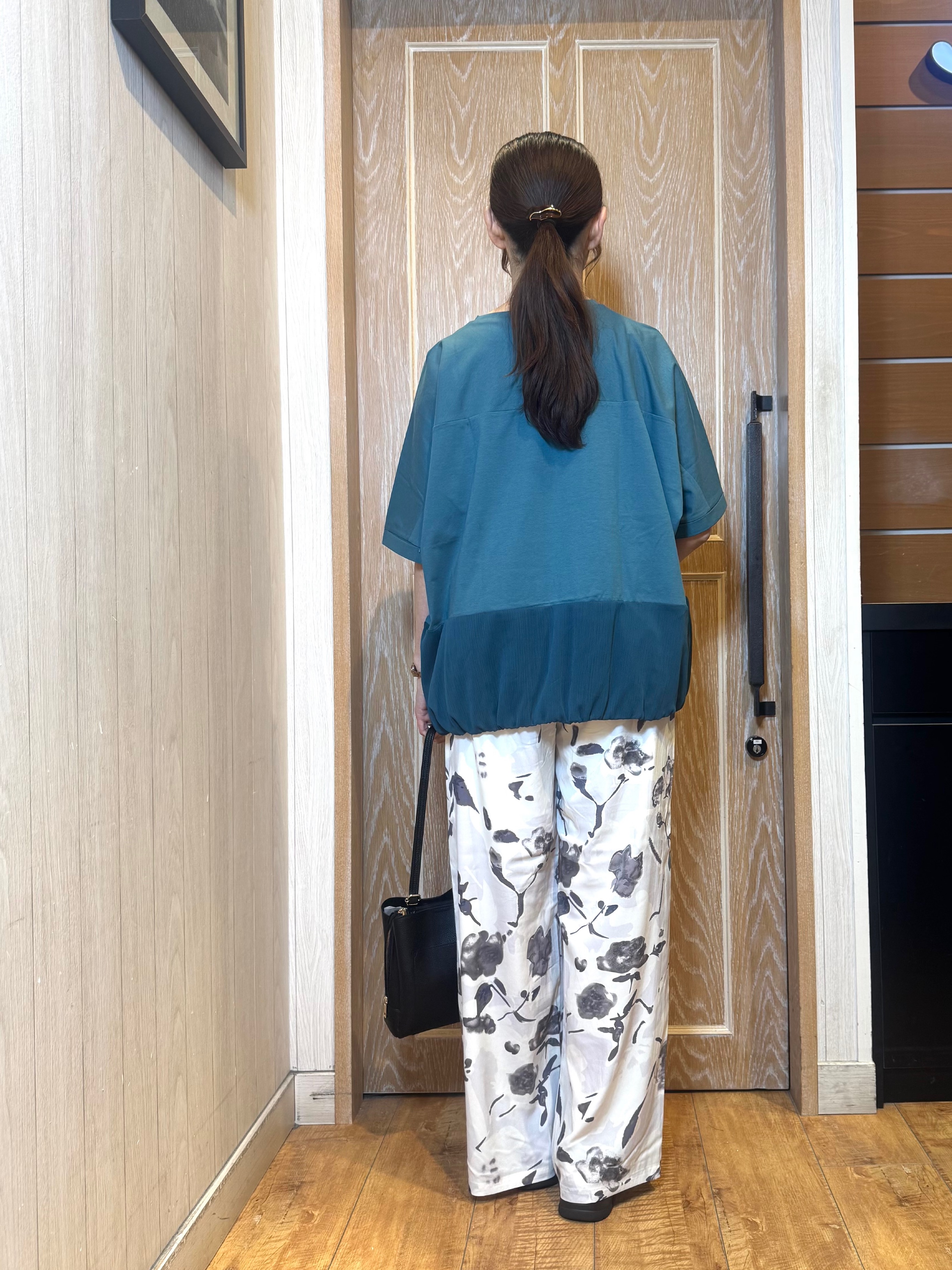 KAORIさんの「SHOO･LA･RUE｜【洗濯機可/体型カバー】インせず着られる 裾配色 ゆったりバルーントップス」を使ったコーディネート
