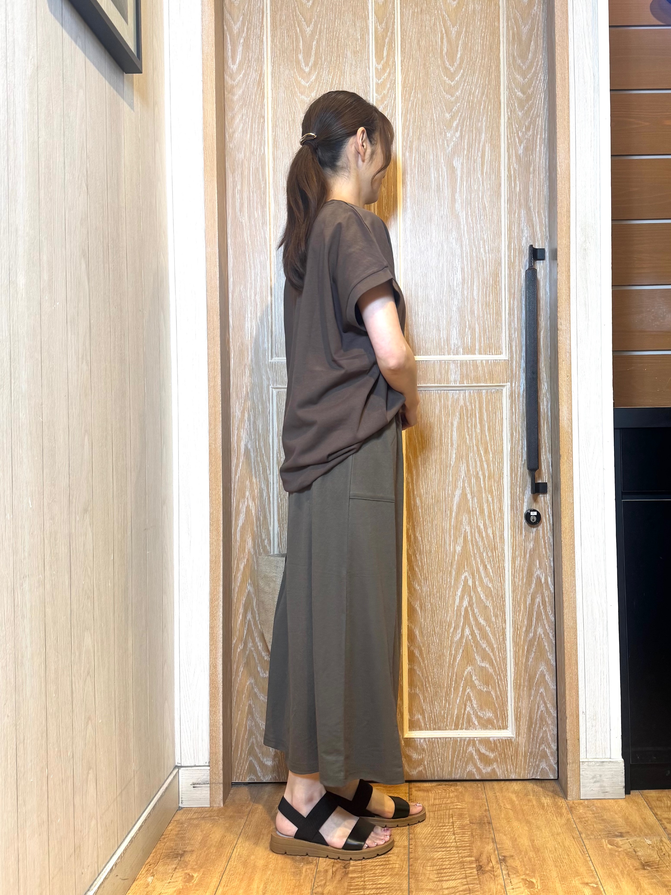 KAORIさんの「SHOO･LA･RUE｜【汗じみ防止/S-LL/体型カバー/洗濯機可】汗じみが気になりにくい 大人の刺繍ロゴTシャツ」を使ったコーディネート