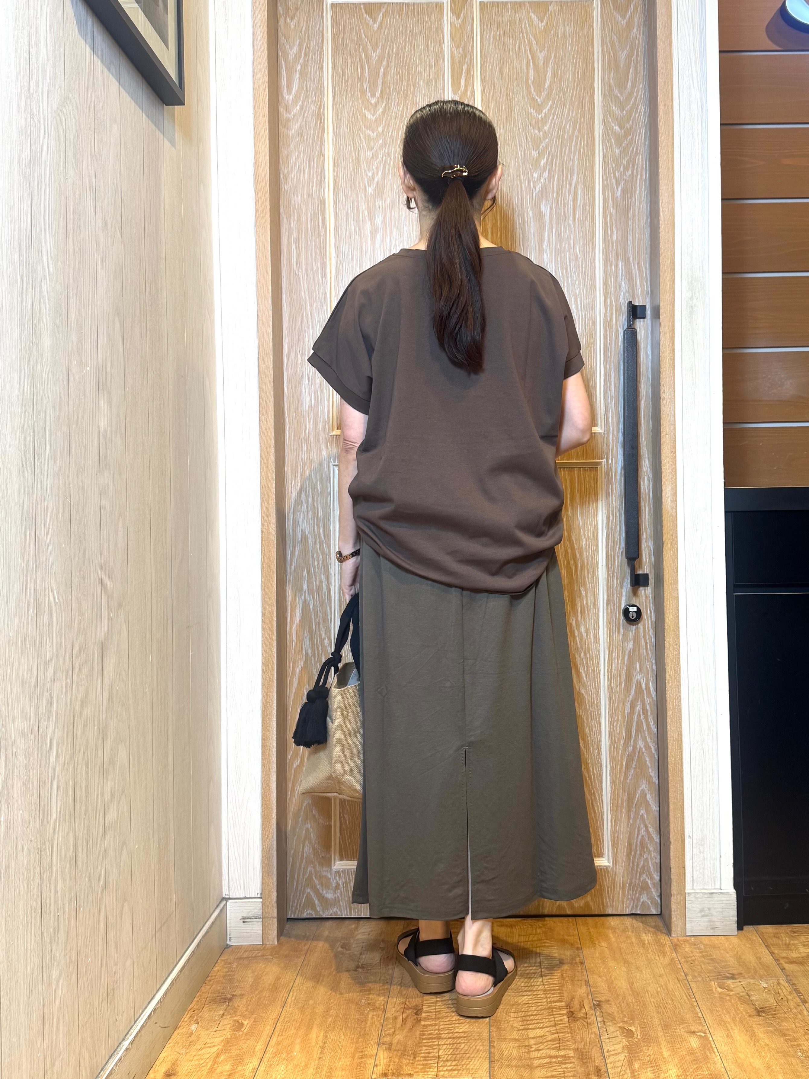 KAORIさんの「SHOO･LA･RUE｜【汗じみ防止/S-LL/体型カバー/洗濯機可】汗じみが気になりにくい 大人の刺繍ロゴTシャツ」を使ったコーディネート