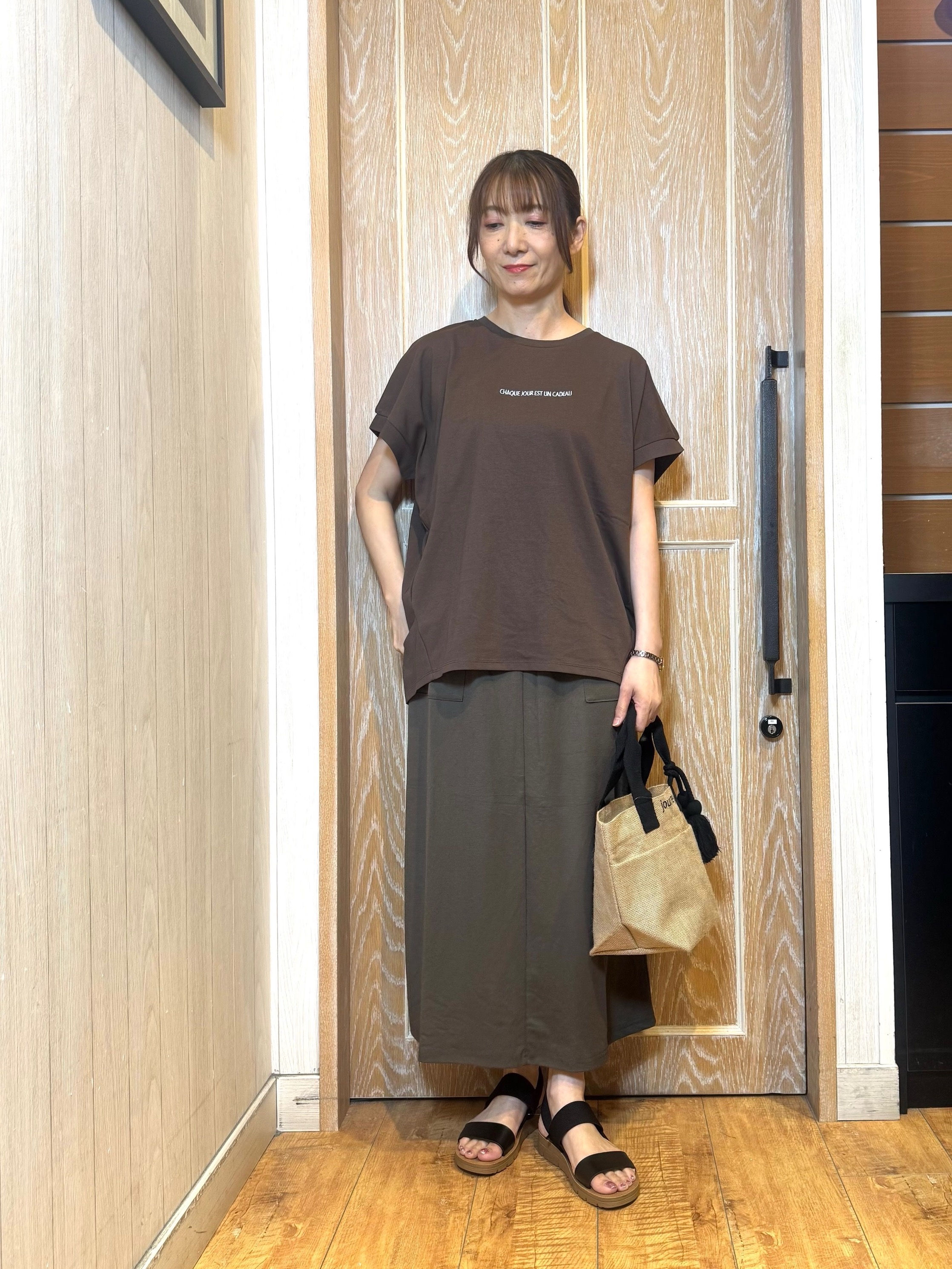 KAORIさんの「SHOO･LA･RUE｜【汗じみ防止/S-LL/体型カバー/洗濯機可】汗じみが気になりにくい 大人の刺繍ロゴTシャツ」を使ったコーディネート