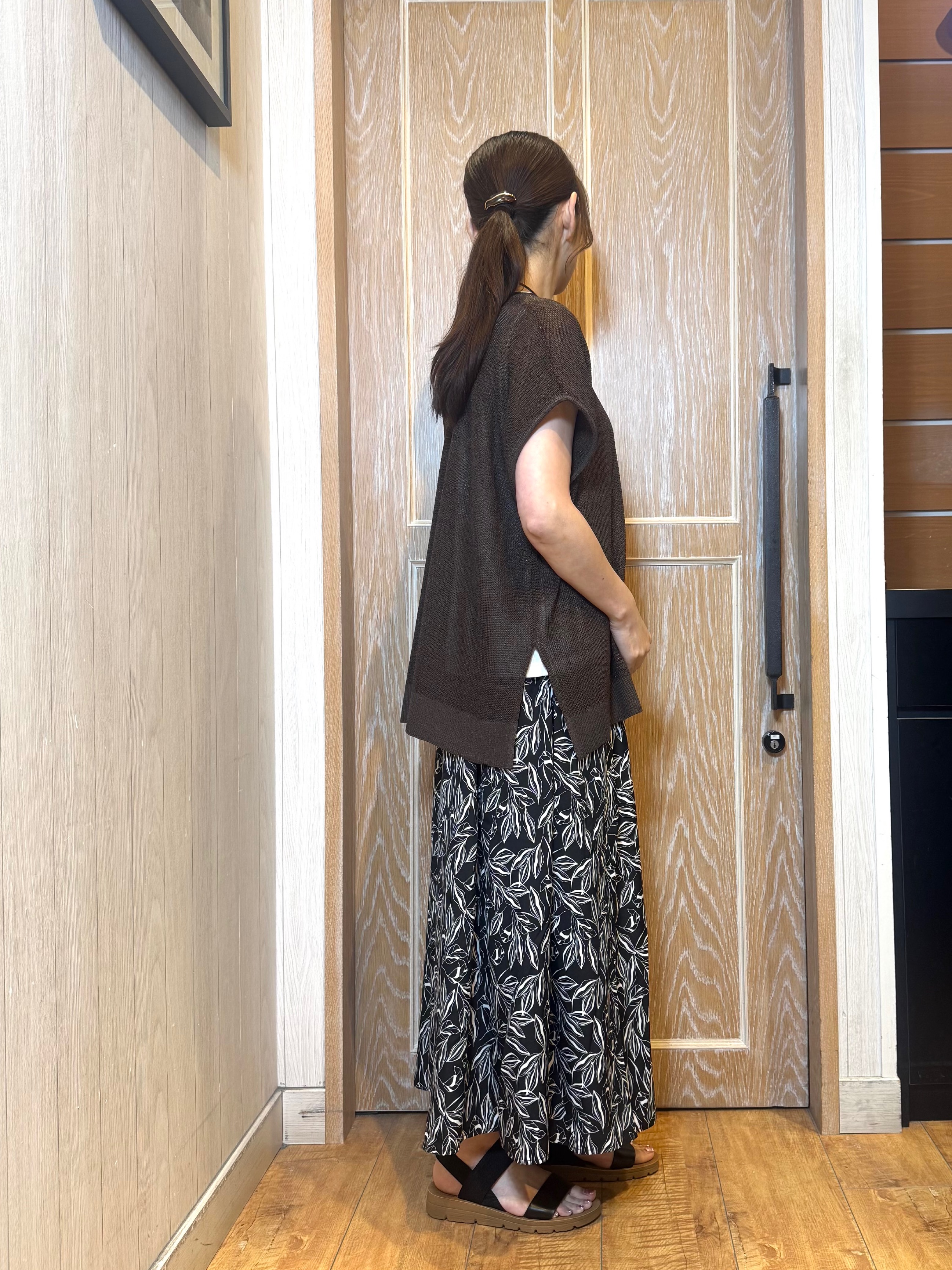 KAORIさんの「SHOO･LA･RUE｜【2点セット/前後2WAY/洗濯機可/S-LL】体型カバーも叶う ラメ畦ニット+タンクトップ」を使ったコーディネート
