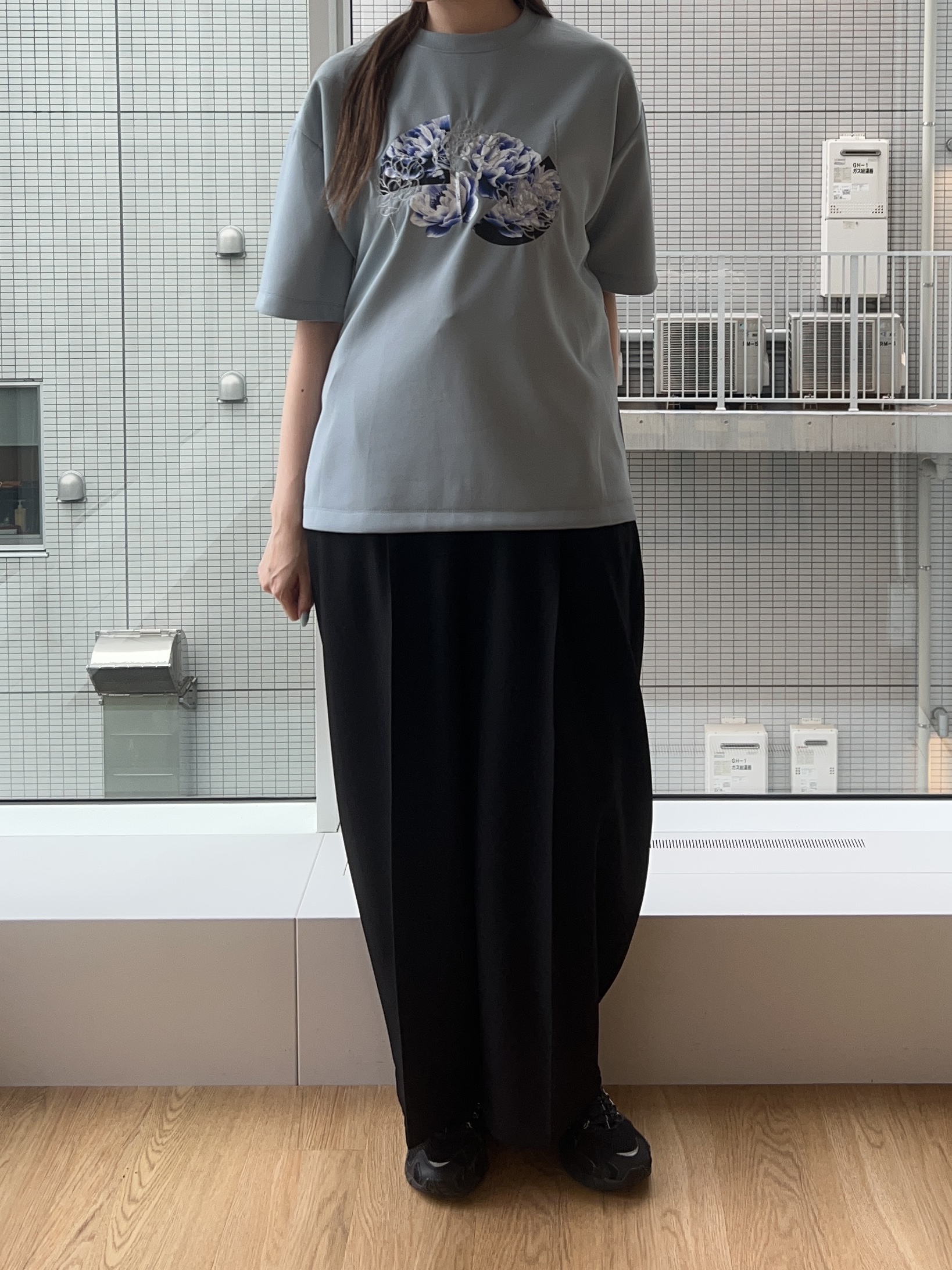 mさんの「tk.TAKEO KIKUCHI｜フラワープリントTシャツ」を使ったコーディネート