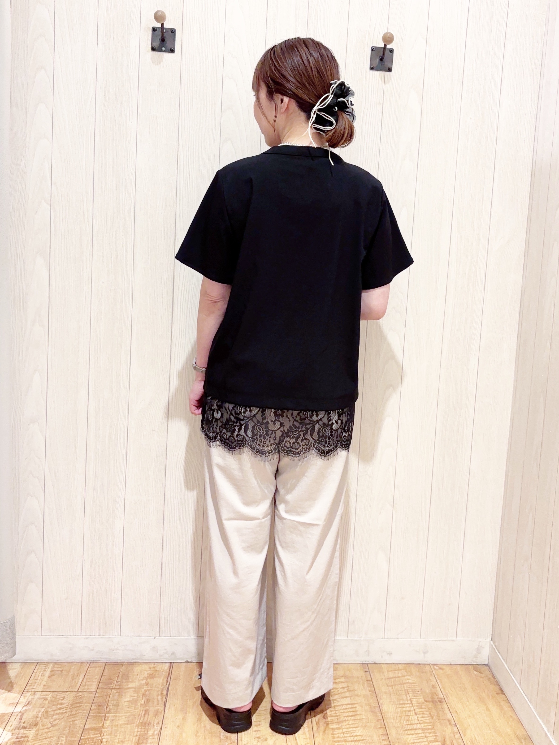 あいこさんの「SHOO･LA･RUE｜【S-LL/洗濯機可】軽凛(かろりん) 楽に着られて上品 裾レーススキッパーブラウス」を使ったコーディネート
