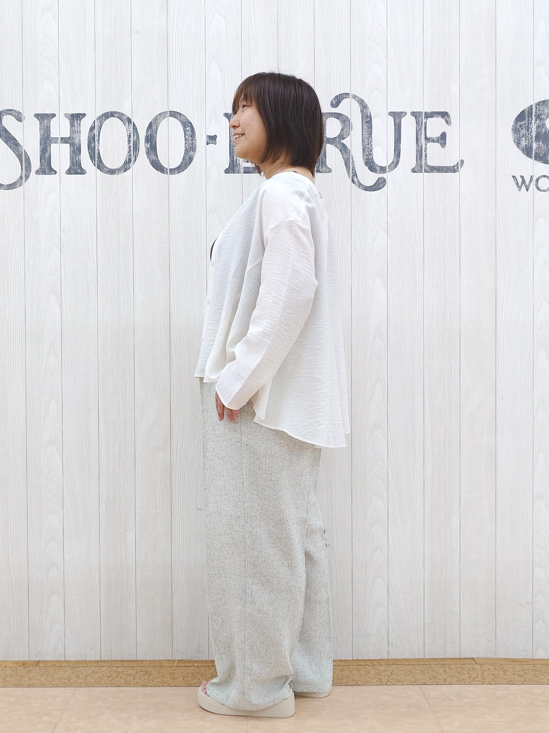 とろろさんの「SHOO･LA･RUE｜【洗濯機可/S-LL】お顔周りすっきり 大人のシアーシャツカーディガン」を使ったコーディネート